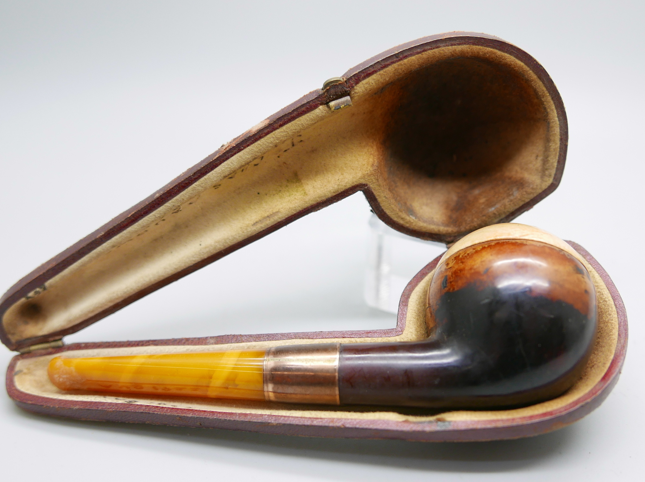 A smoker's pipe with a 9ct gold collar and a cigarette holder, both cased - Image 4 of 6