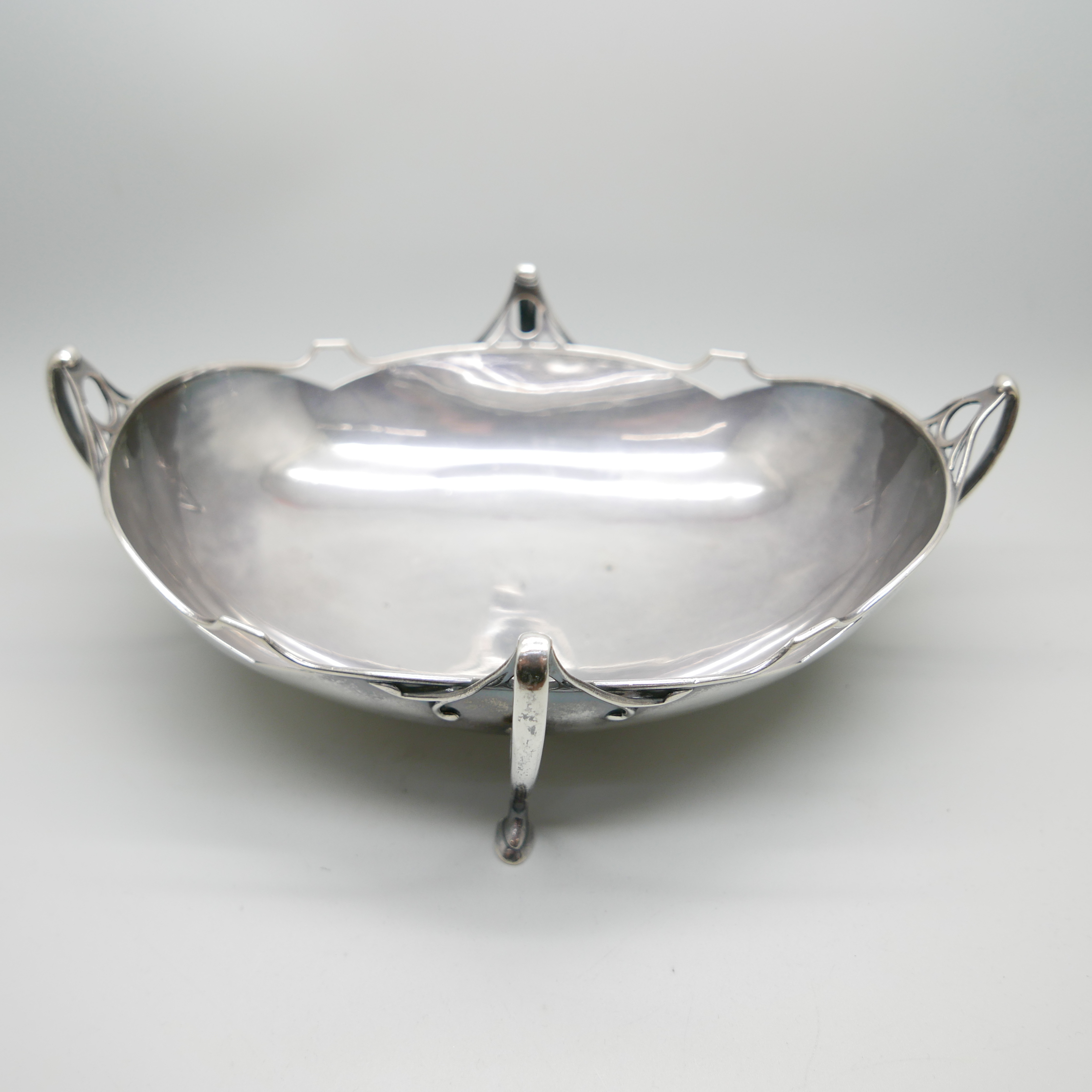 A silver Art Nouveau bowl, Sheffield 1905 by Cooper Brothers & Sons, 430g, 23.5cm wide - Image 2 of 6