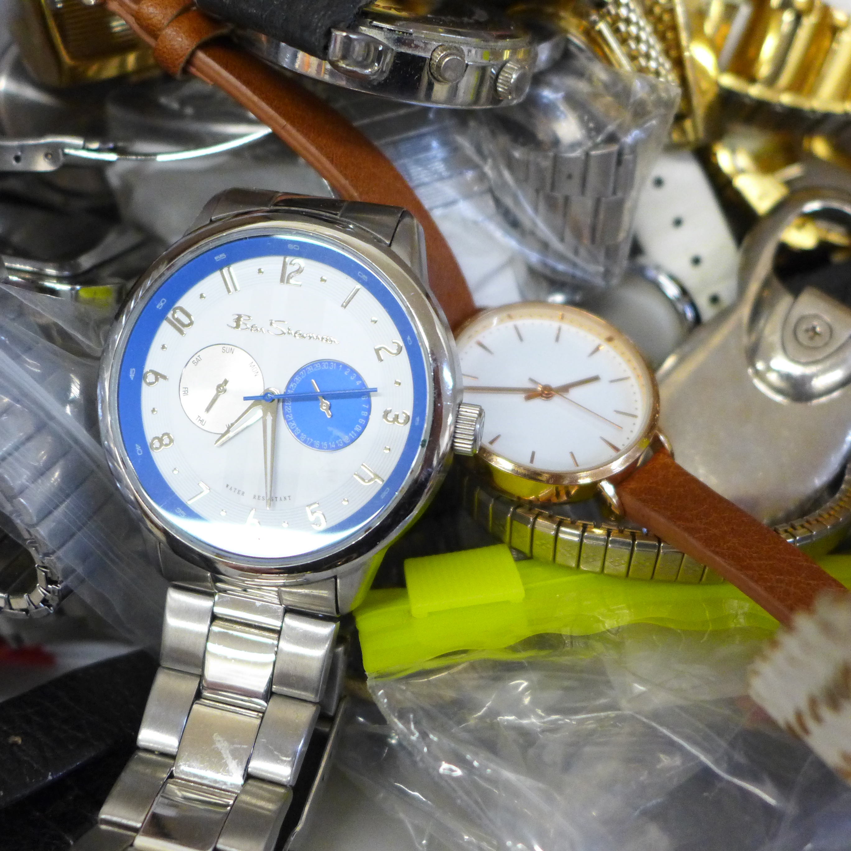 A quantity of lady's and gentleman's wristwatches; Timex, Swatch, Sekonda, etc. - Image 4 of 4