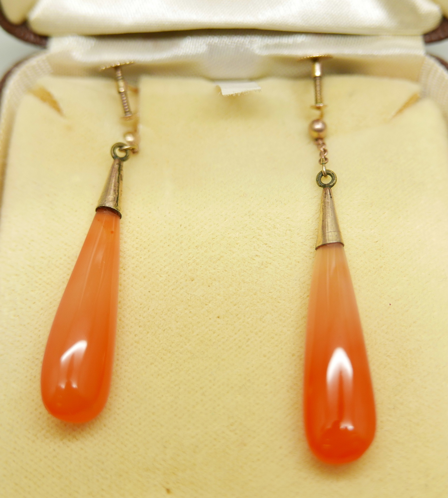 A pair of 9ct gold and carnelian drop earrings - Image 3 of 3