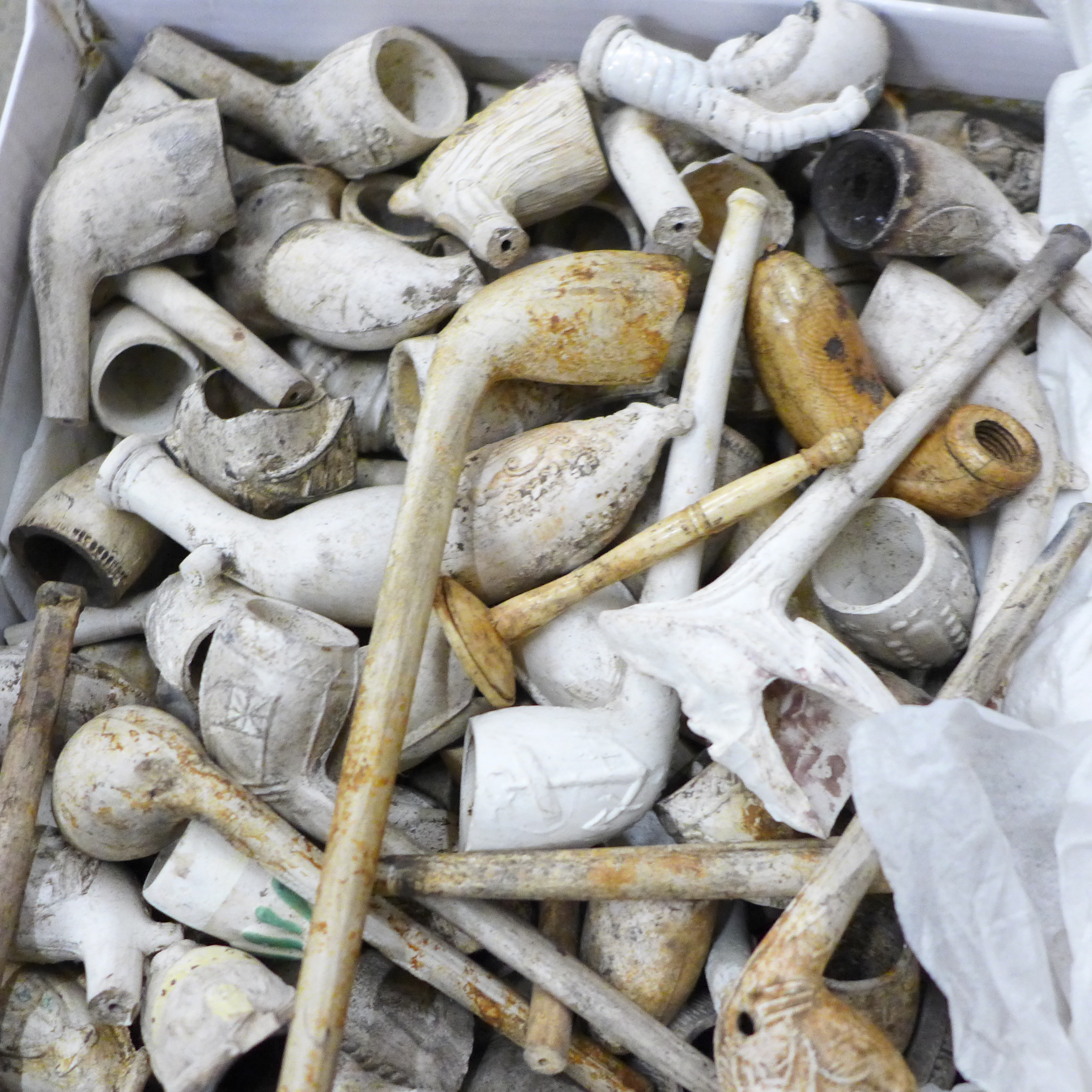 A large collection of old clay pipes - Image 2 of 5