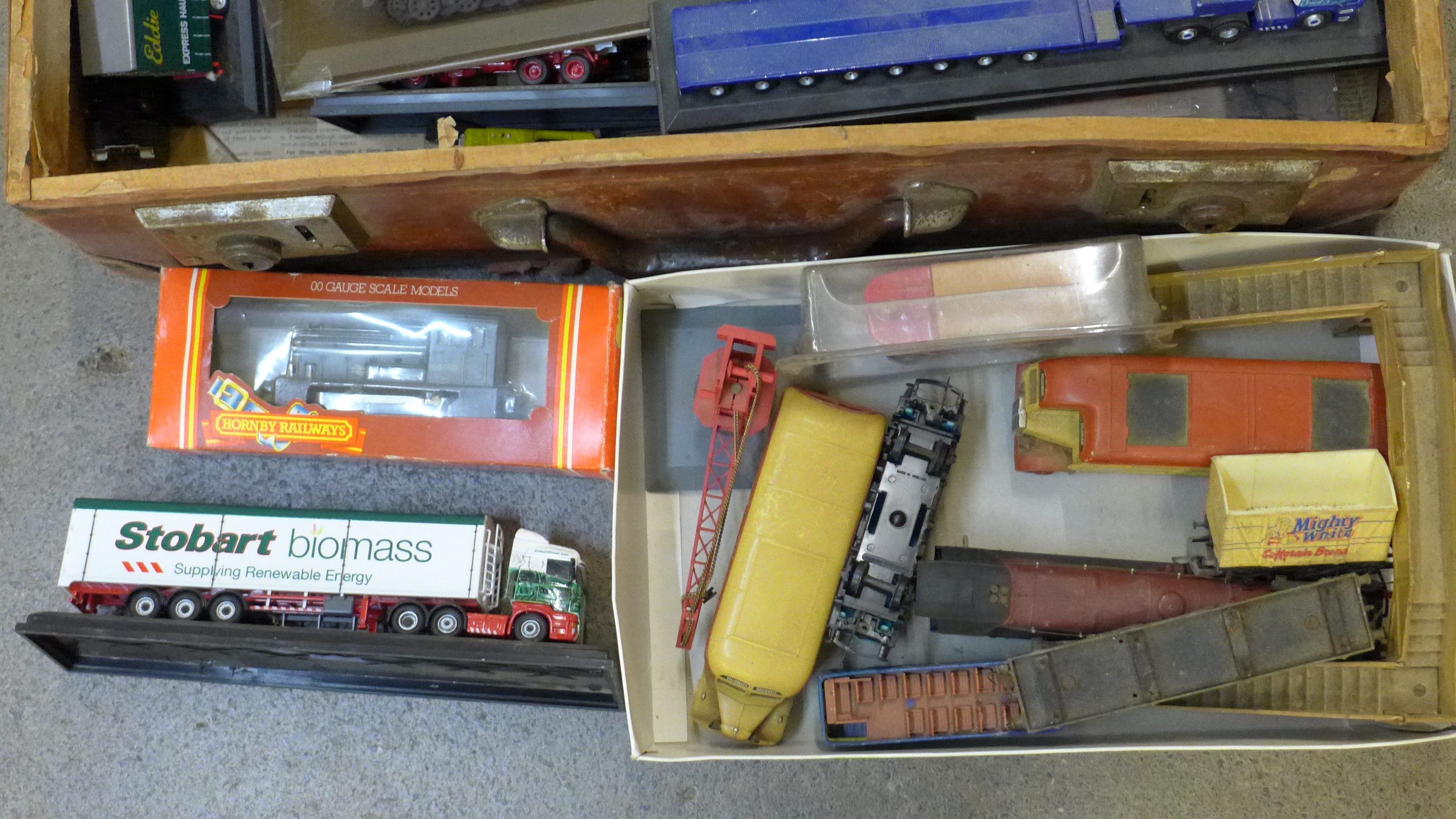 A collection of boxed and unboxed cars, lorries, trains, Hornby R874 BR 0-4-0 diesel model, boxed, - Image 4 of 5