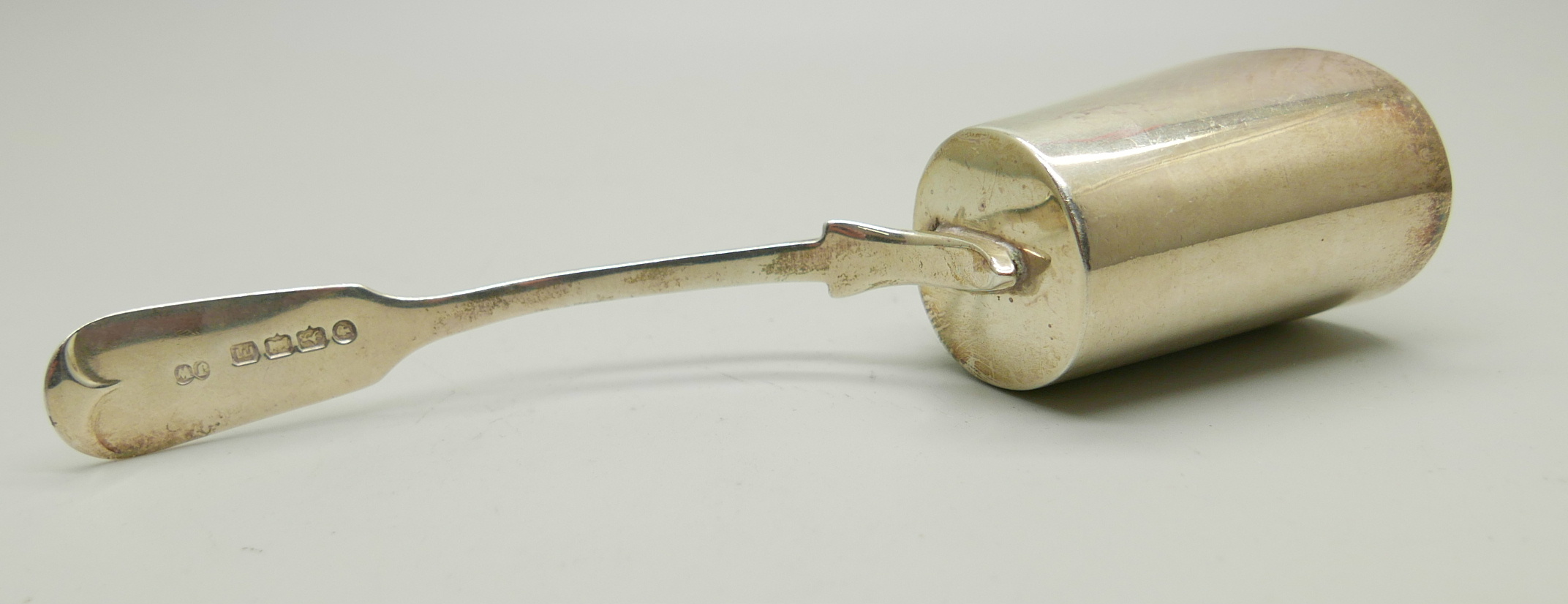 A Victorian silver caddy scoop, Exeter 1881, Josiah Williams, 39g, 15.5cm - Image 3 of 4