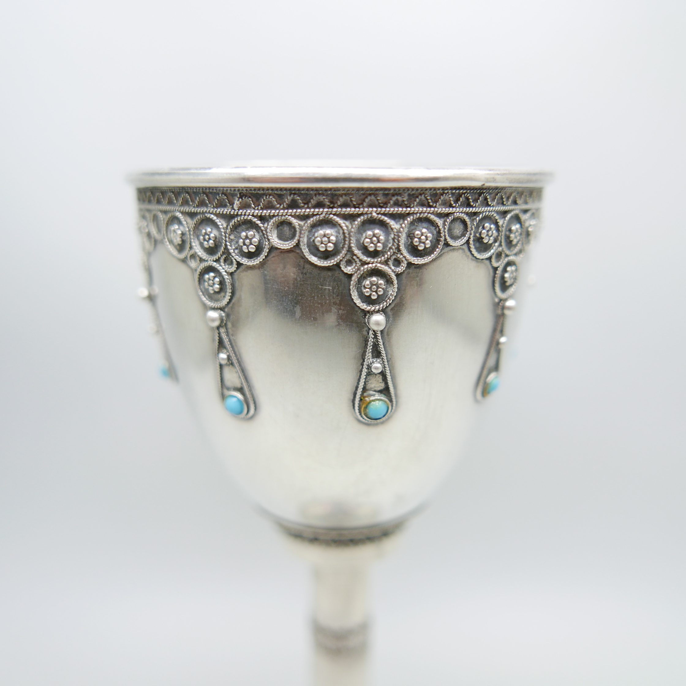 A Stanetzky 20th Century silver and turquoise goblet with beaded detail, 97.6g, 14.5cm - Image 2 of 6