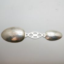 A sterling silver folding medicine spoon, 40g, length 17cm open