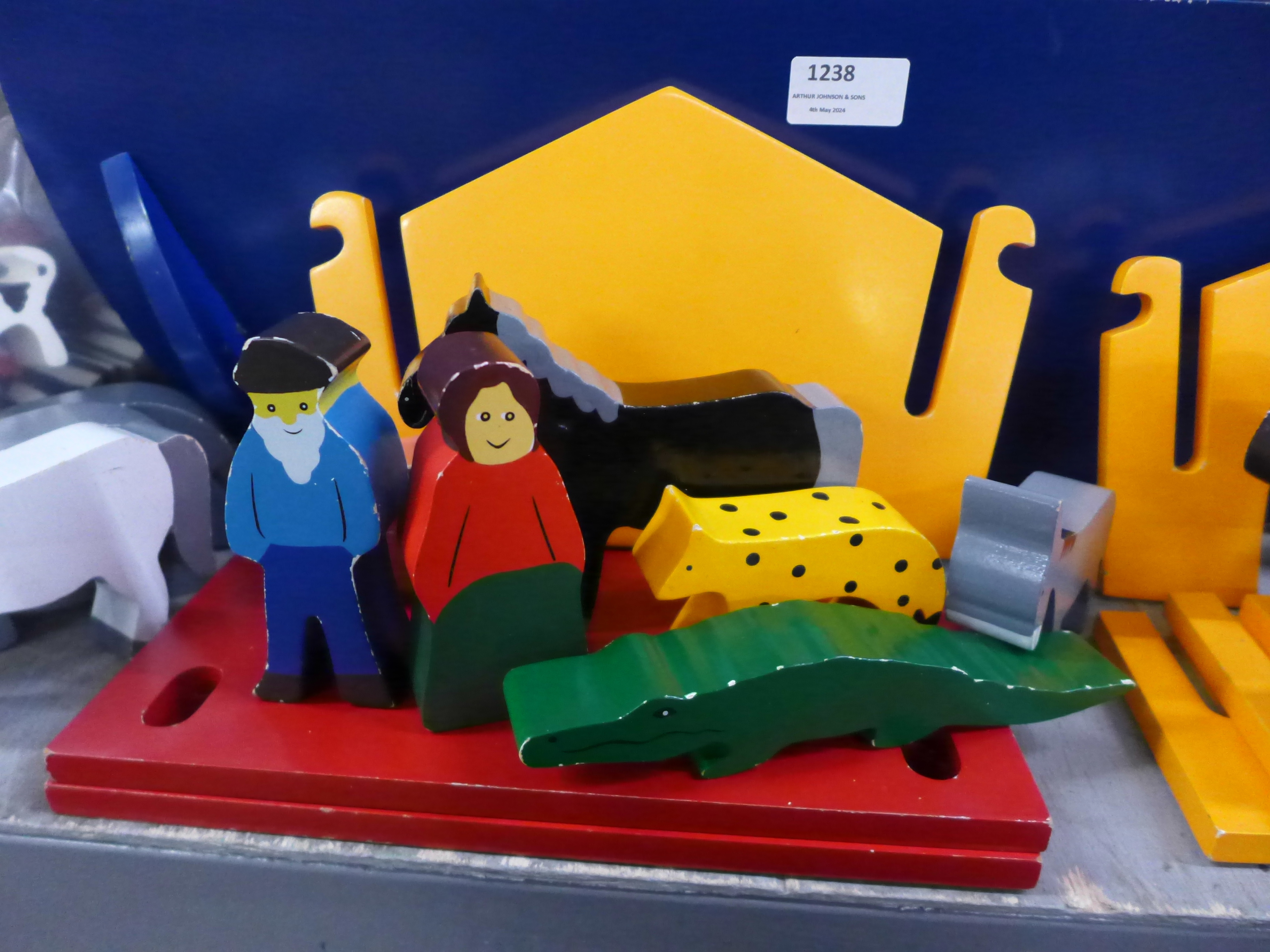 A wooden Noah's Ark toy with animals **PLEASE NOTE THIS LOT IS NOT ELIGIBLE FOR IN-HOUSE POSTING AND - Image 3 of 5