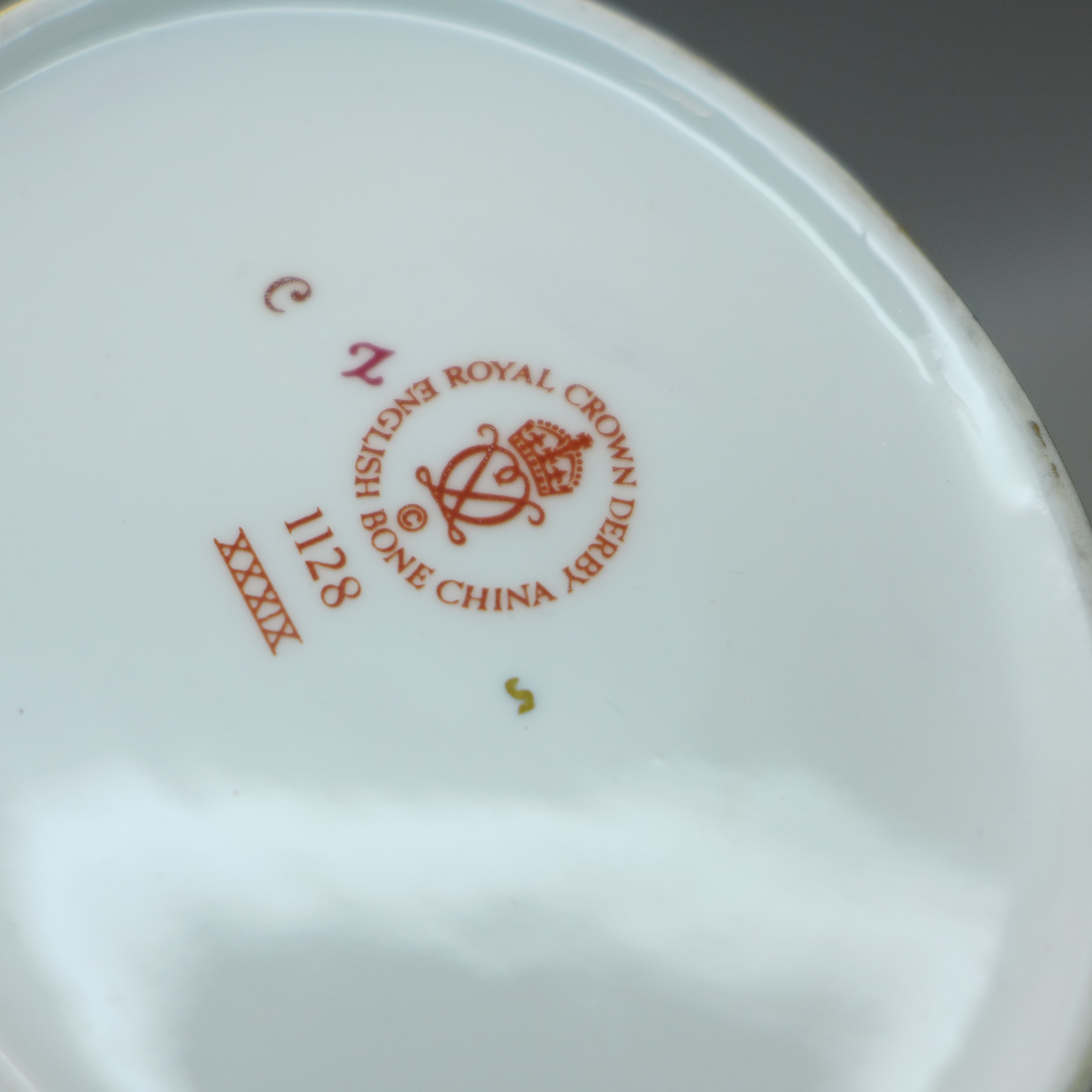A Royal Crown Derby 1128 Imari pattern cream jug and sugar (x2), smaller milk jug second - Image 5 of 7
