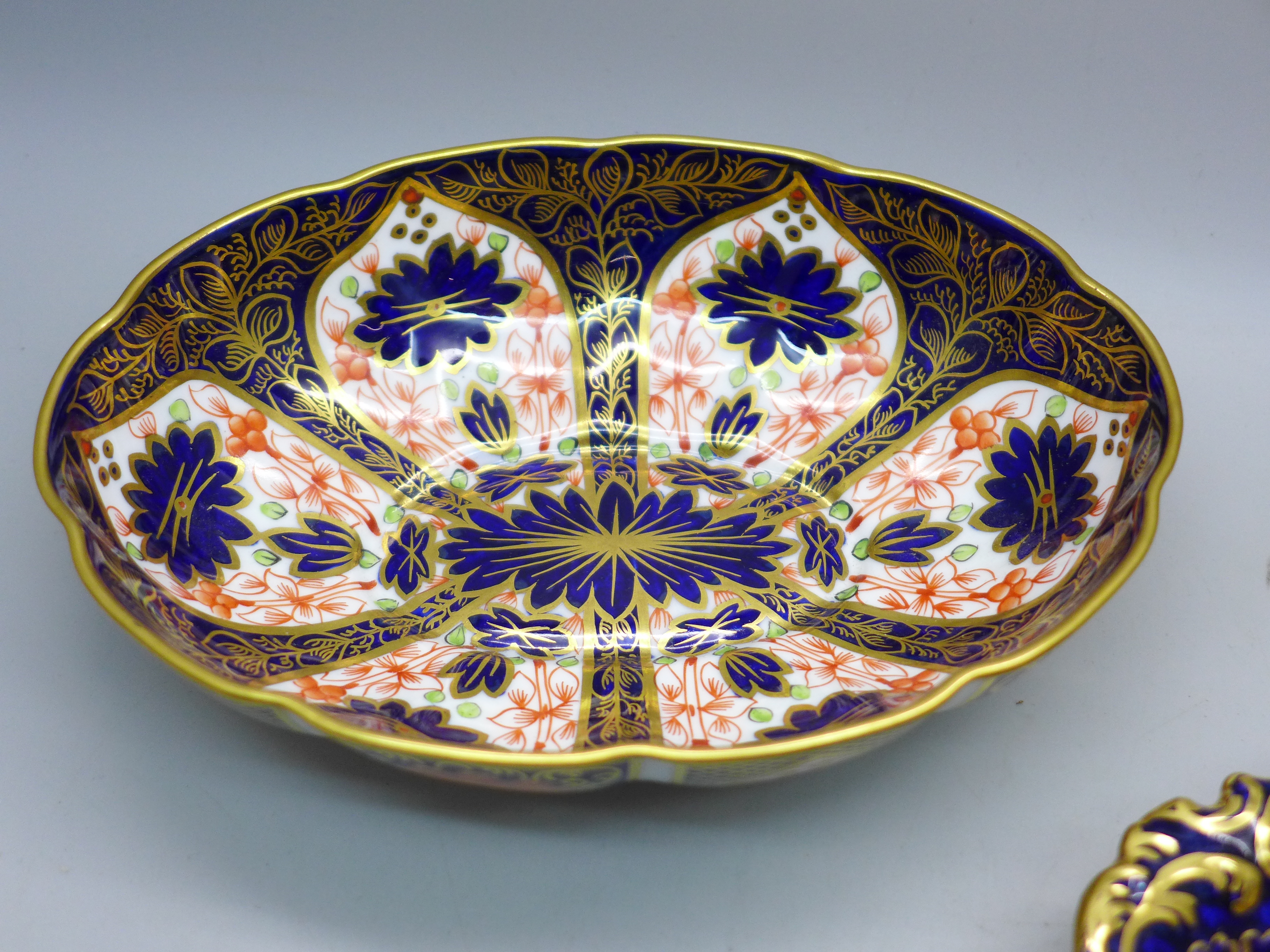 Two Royal Crown Derby 1128 Imari pattern medium dishes, one with scallop edge, 16cm - Image 3 of 5