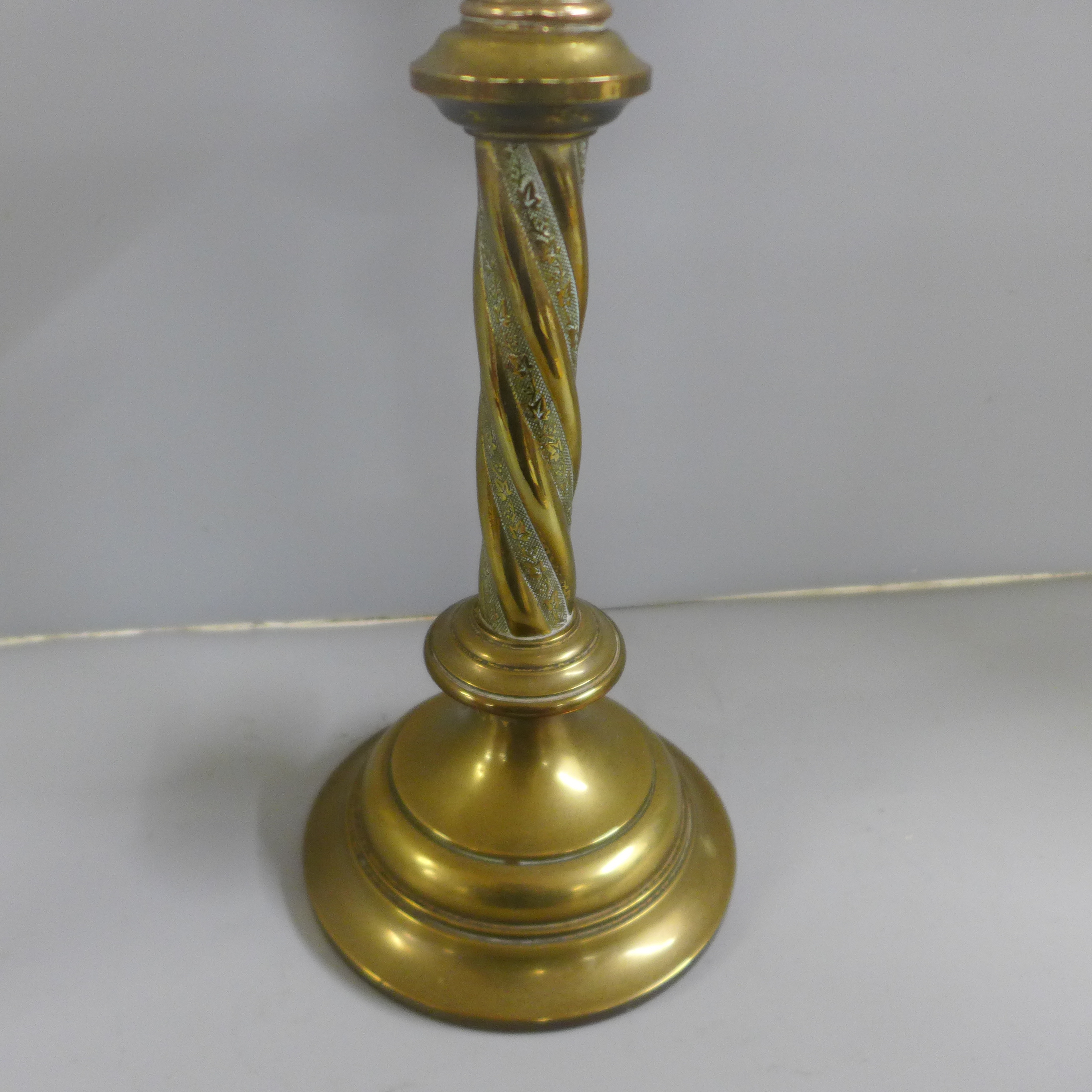 A brass and glass oil lamp **PLEASE NOTE THIS LOT IS NOT ELIGIBLE FOR IN-HOUSE POSTING AND PACKING** - Image 4 of 4