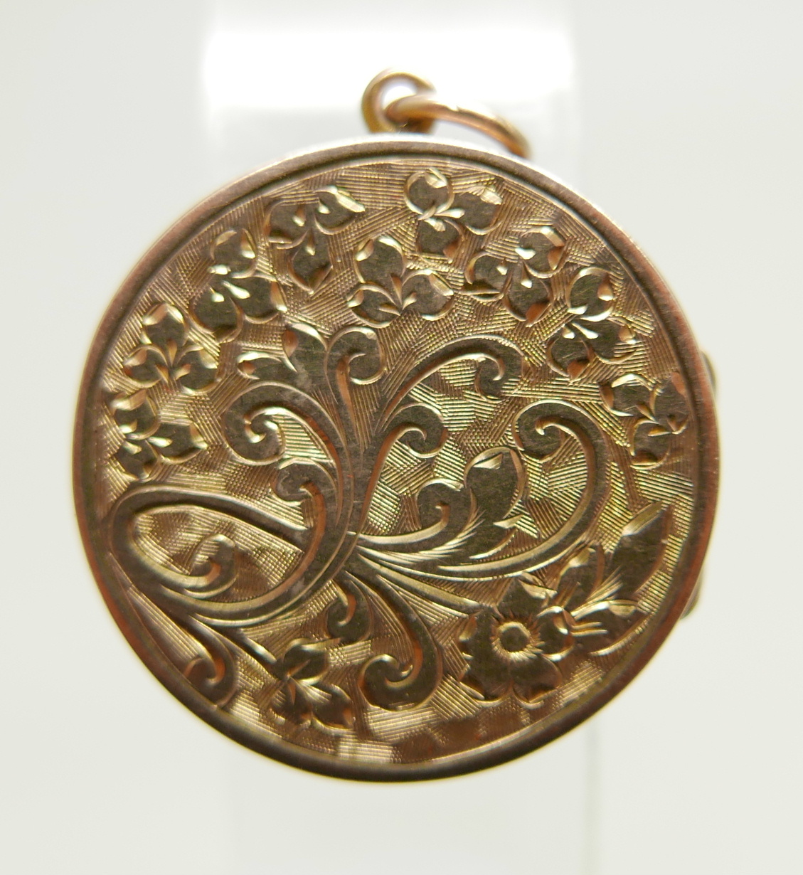 A yellow metal circular engraved locket, 23mm - Image 2 of 3
