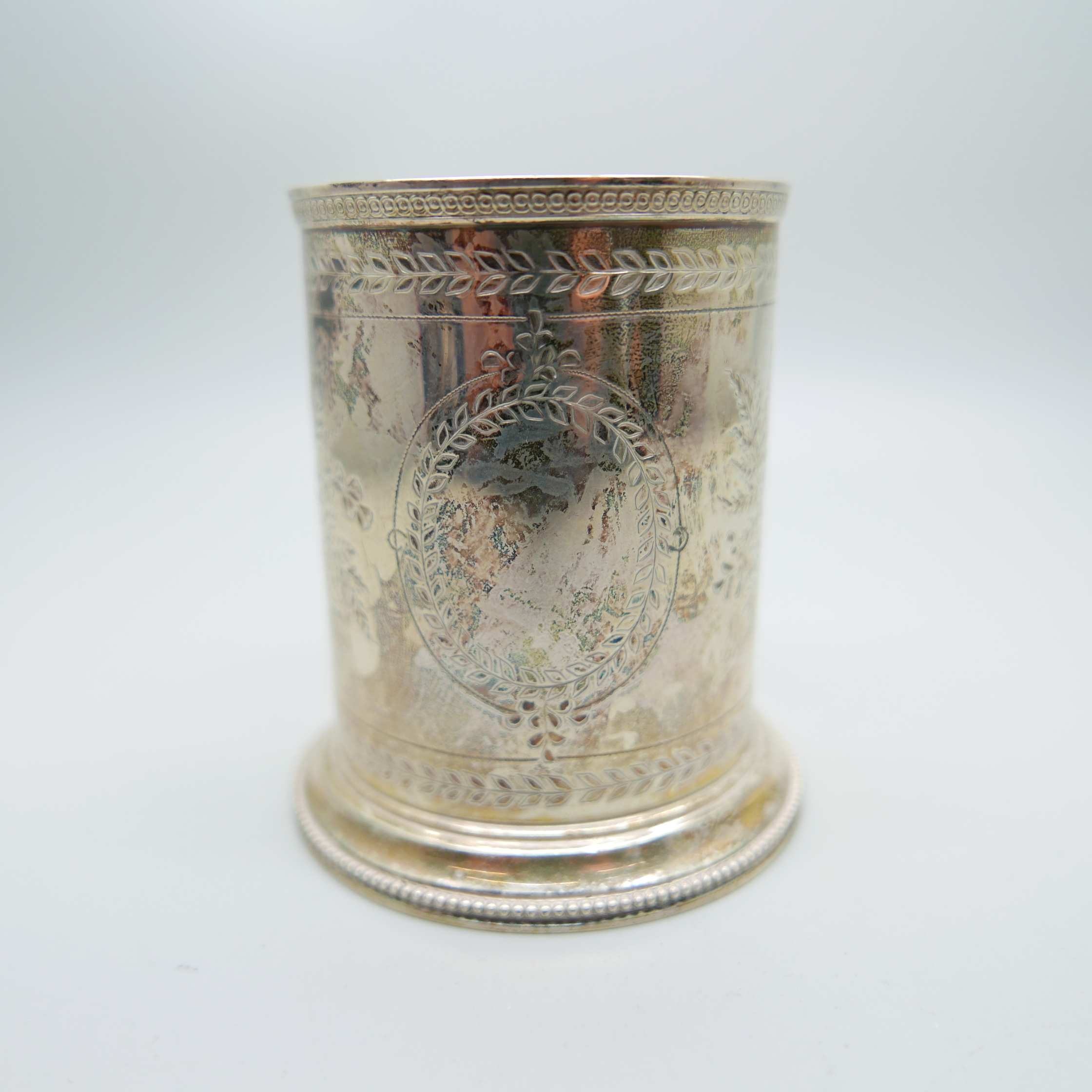 A Victorian silver mug, London 1872, 121g - Image 2 of 5