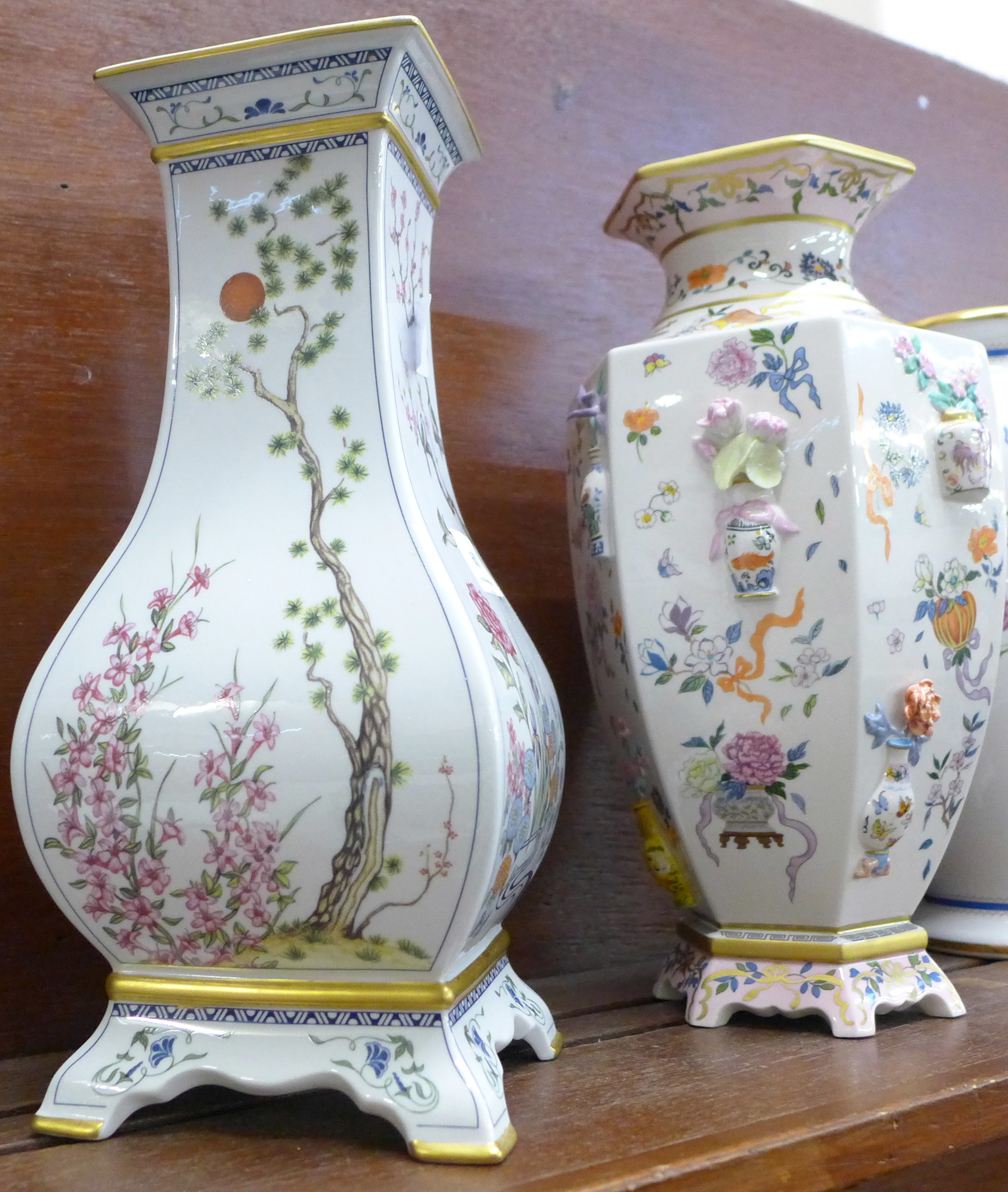 Four vases; Franklin Mint decorated in the Japanese style - a vase of One Hundred Flowers by - Image 2 of 5