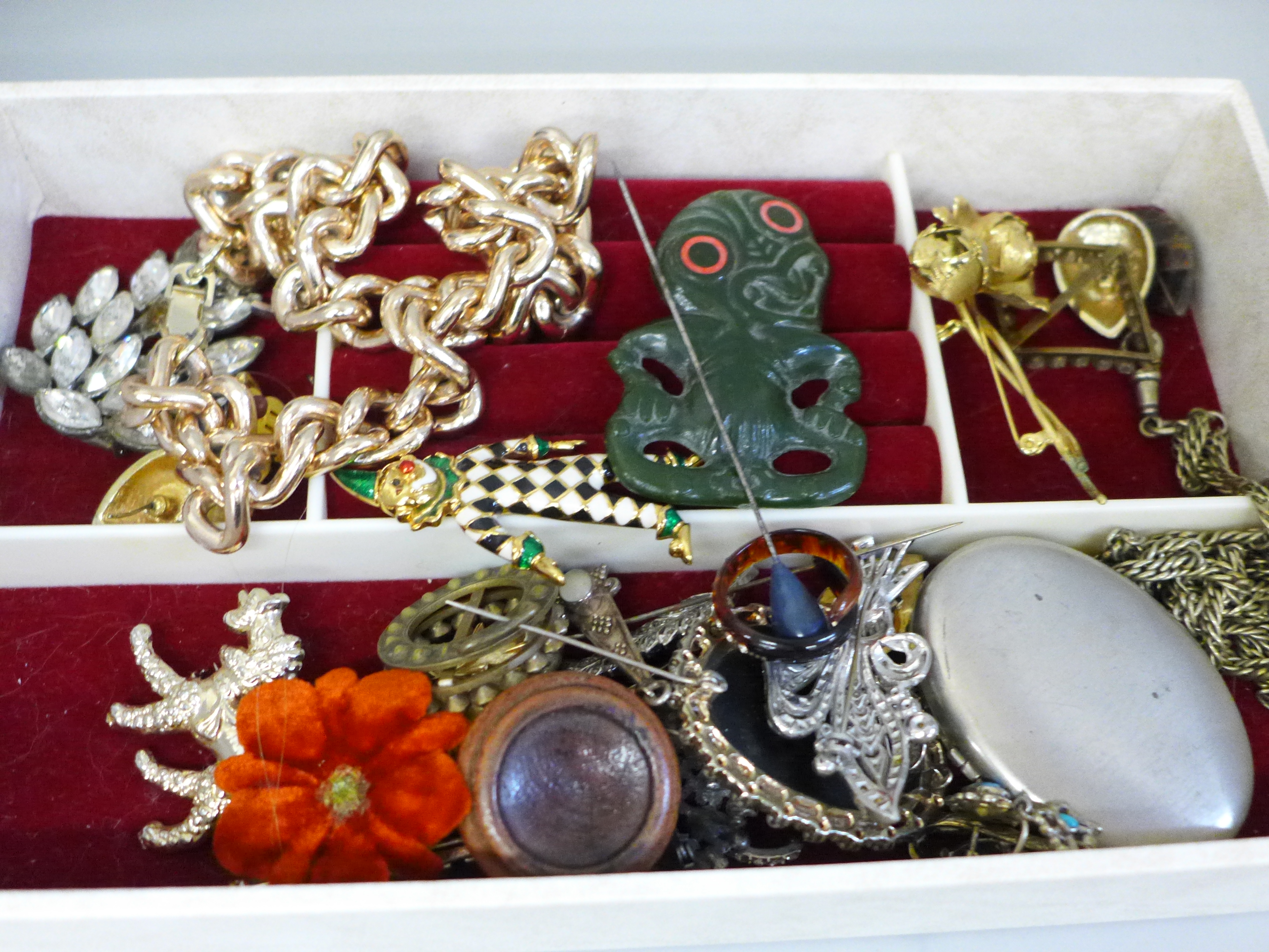A jewellery box with costume jewellery and some scrap 9ct gold (4.9g) - Image 3 of 5