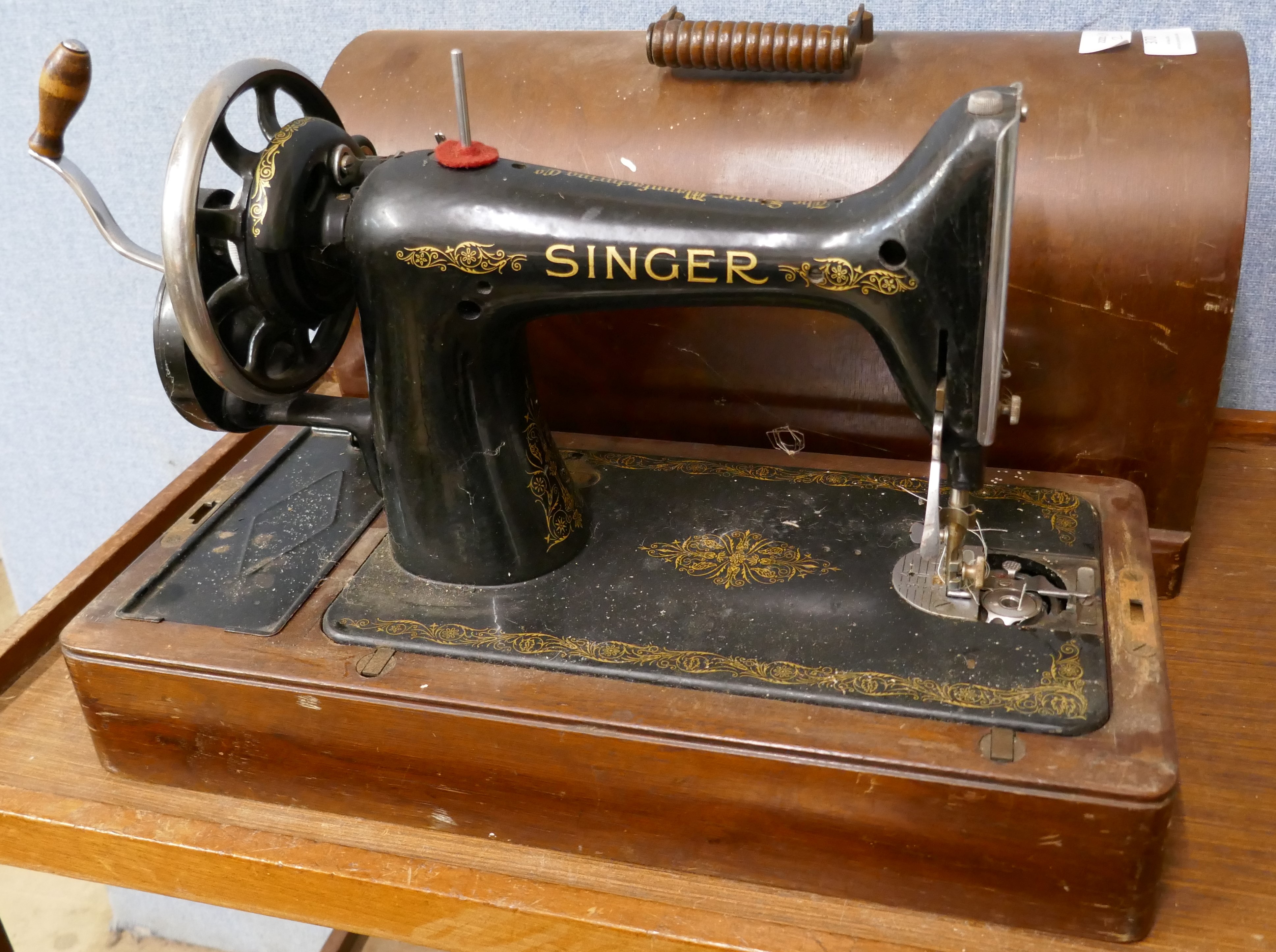 A cased Singer sewing machine - Image 2 of 3