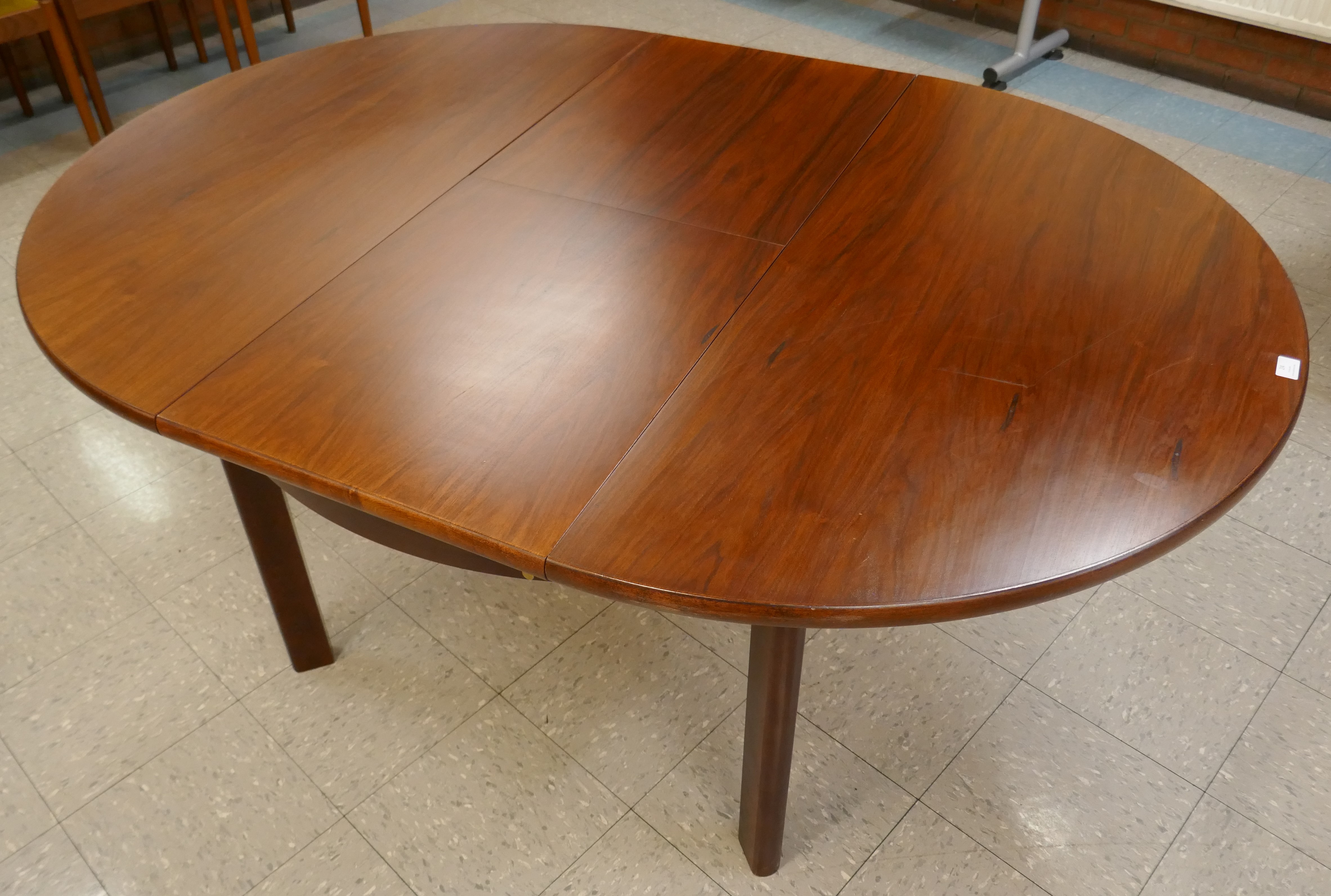 A Danish rosewood circular extending dining table. CITES A10 no. 24GBA10V19RFP - Image 4 of 4