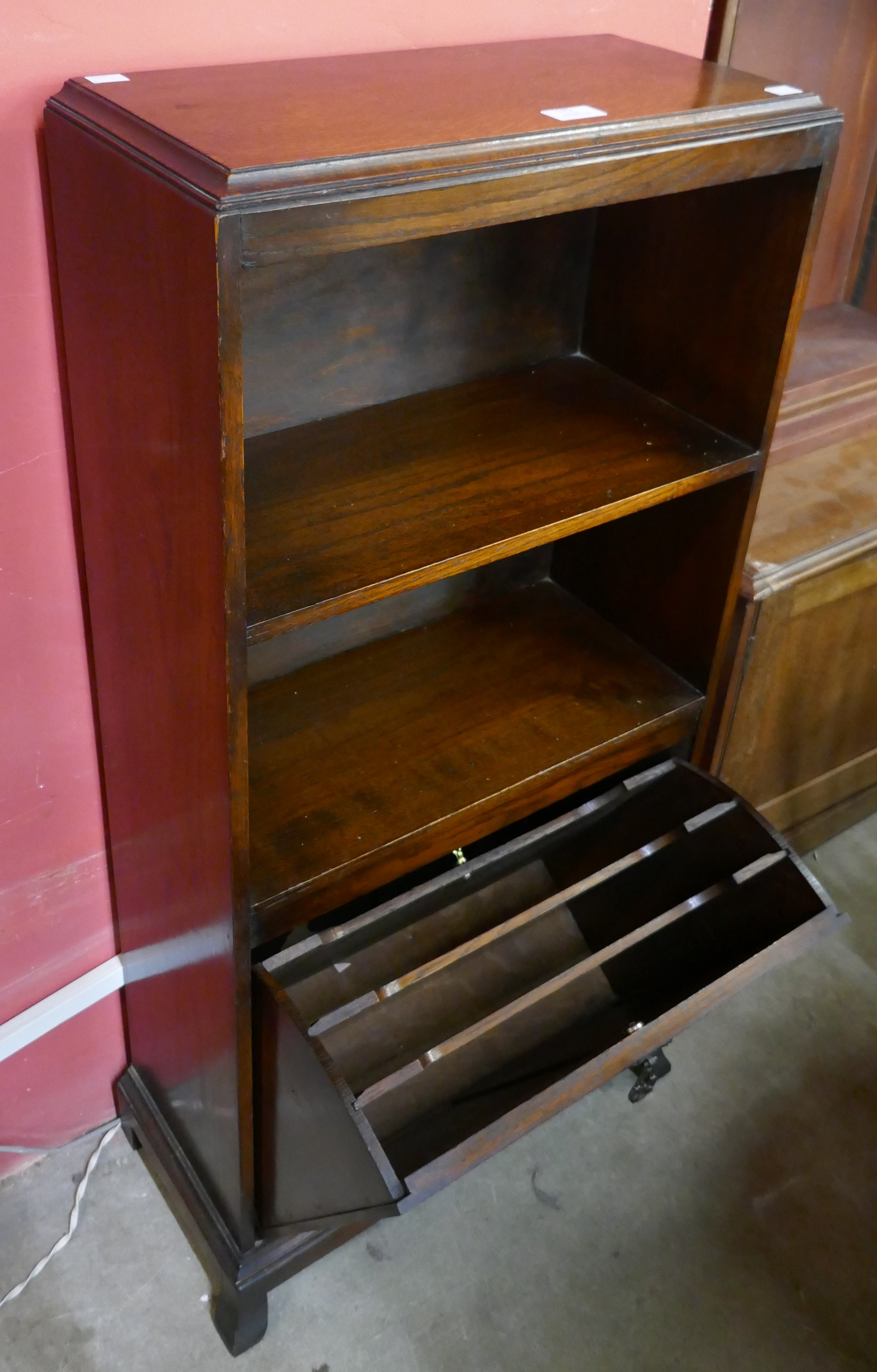 An oak bookcase with integral magazine rack - Image 3 of 4
