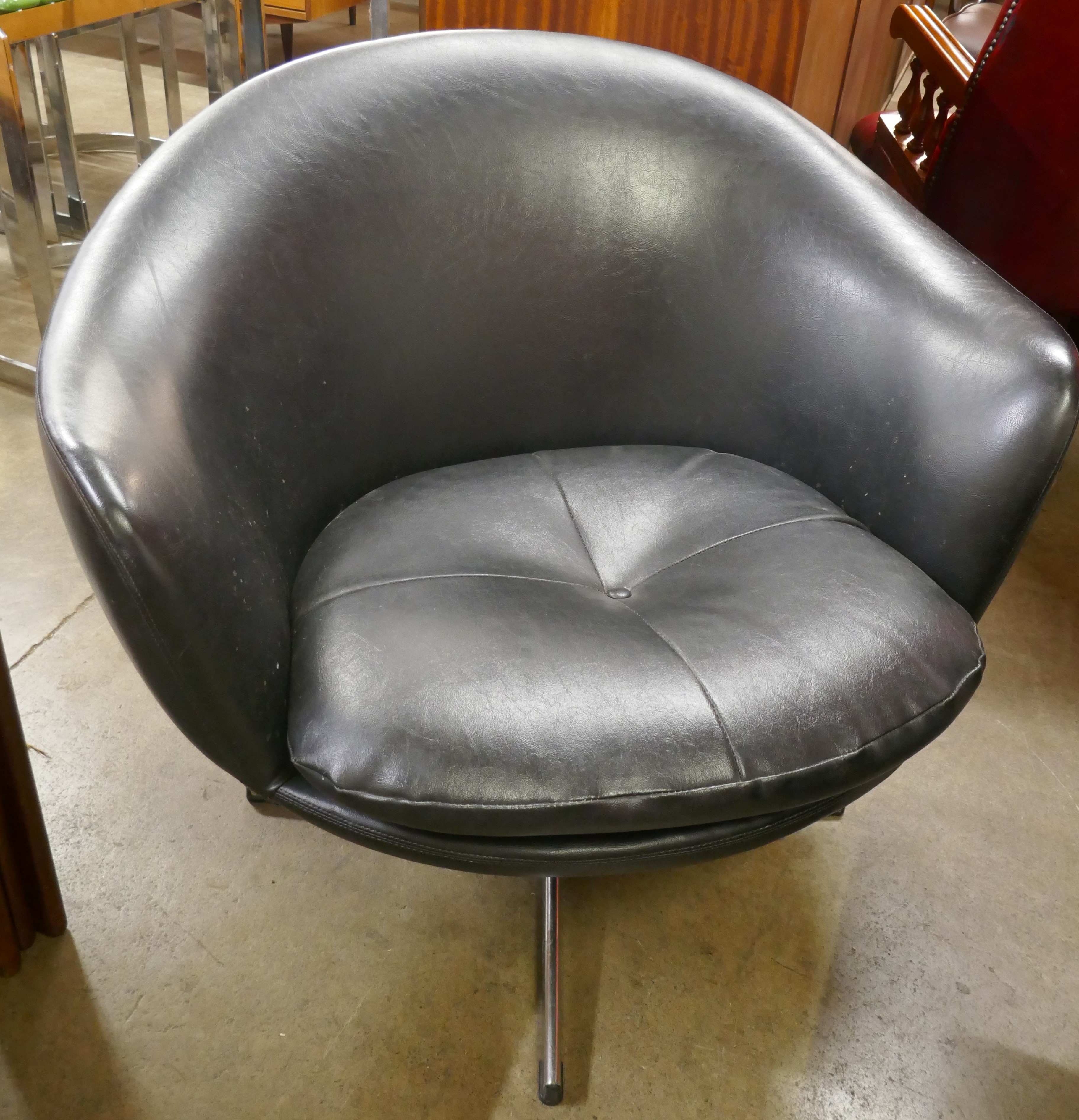 A black vinyl revolving cocktail lounge chair, on chrome base - Image 2 of 2