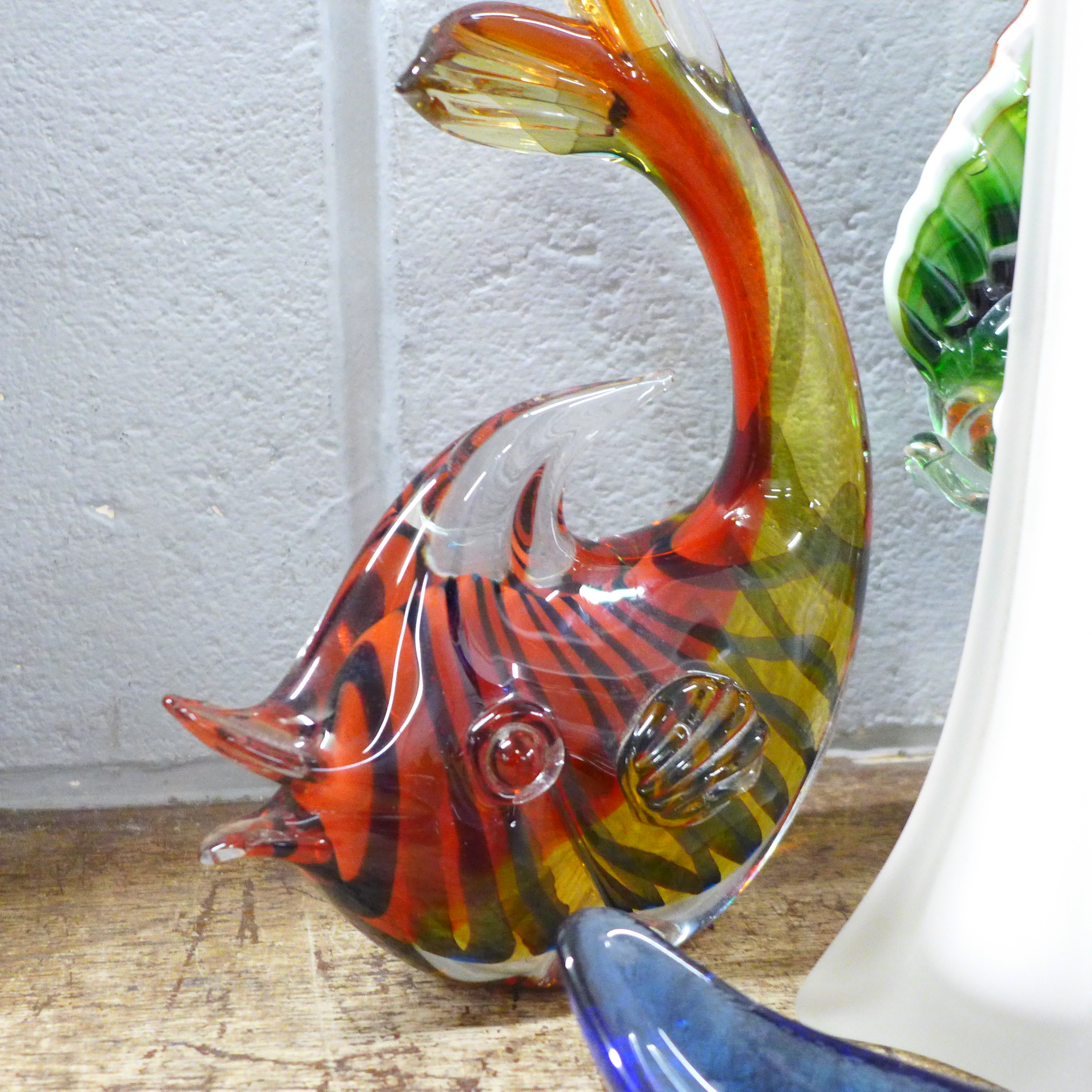 Coloured glass including Murano bird and two large model fish **PLEASE NOTE THIS LOT IS NOT ELIGIBLE - Image 2 of 5