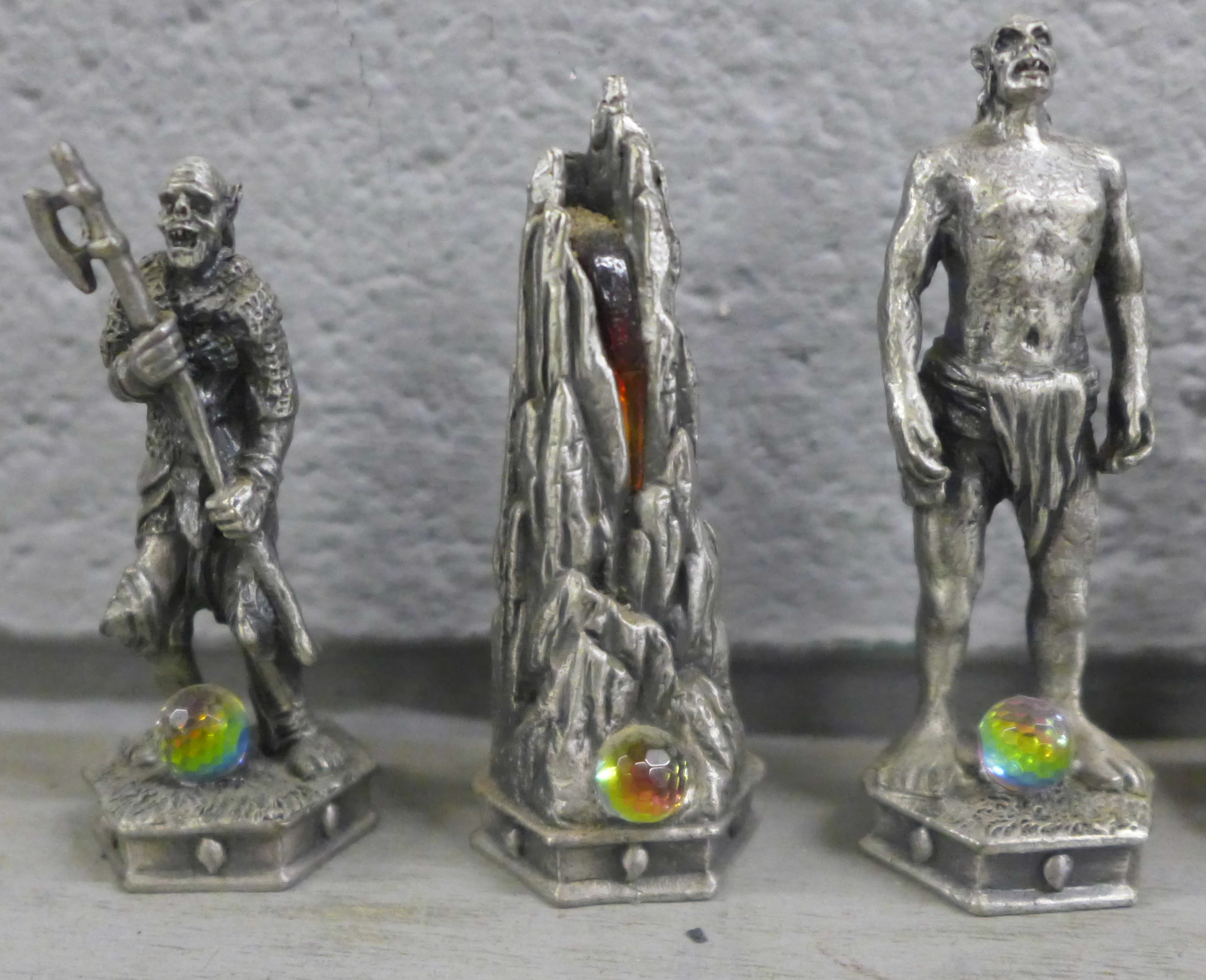 A Lord of The Rings pewter chess et by Tudor Mint, complete with glass board and pieces, in - Image 7 of 15