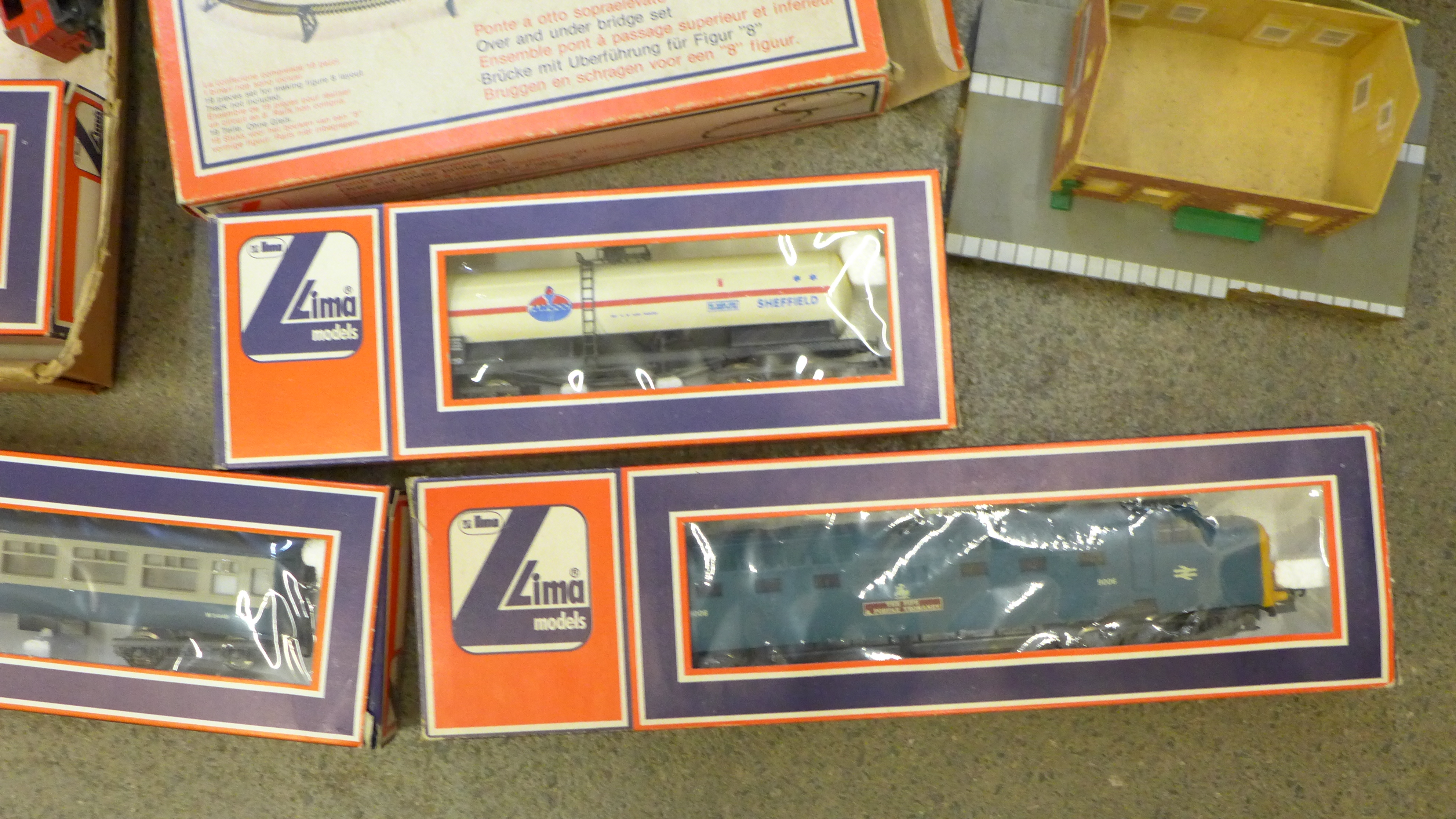 A collection of model rail accessories; transformer, platform, station, train tracks, Lima Amoco - Image 2 of 5