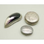 A white metal mussel shell set snuff box, a silver rouge pot and a silver pill box