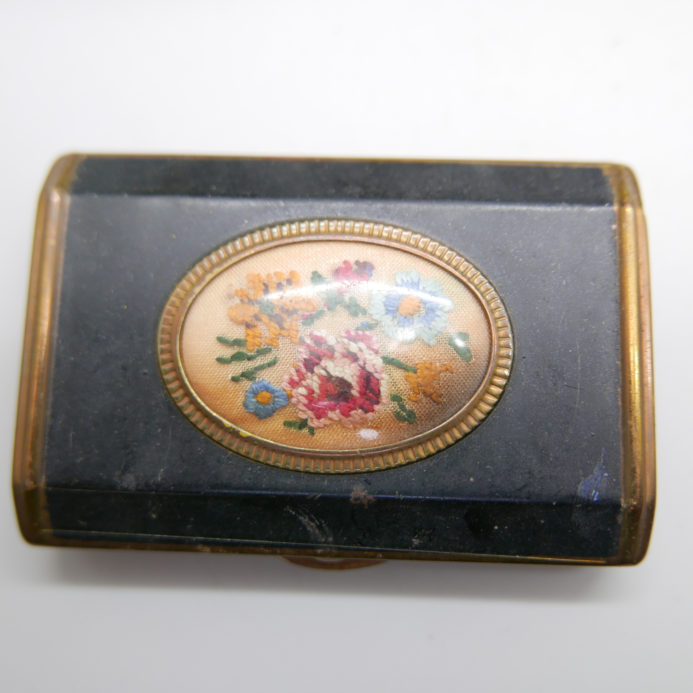 Two compacts, a watch case, etc. - Image 2 of 3