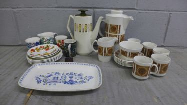 A box of retro tea and coffeewares **PLEASE NOTE THIS LOT IS NOT ELIGIBLE FOR IN-HOUSE POSTING AND
