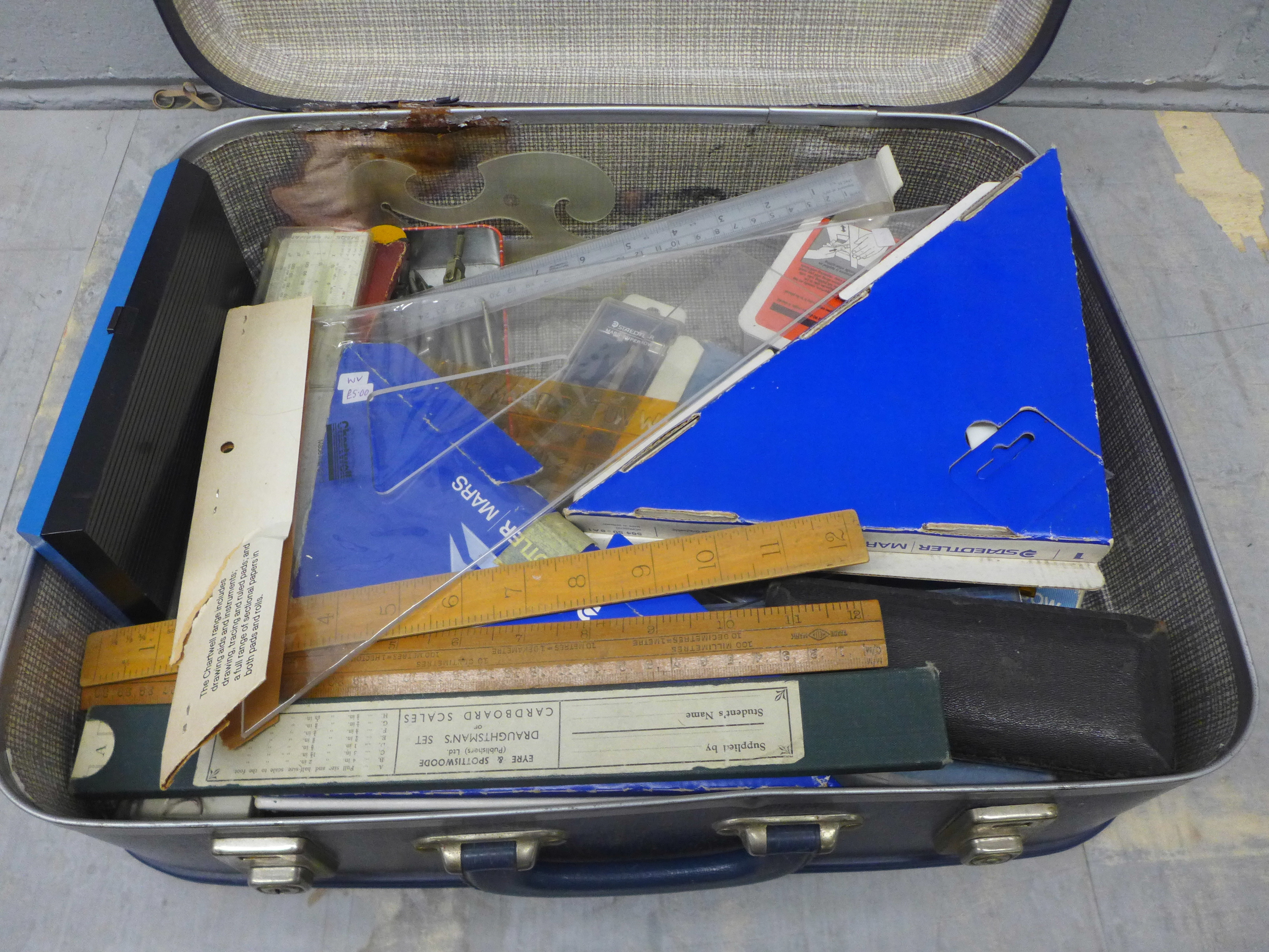 A collection of items for technical drawing (drafting) including rulers, boxed vintage compass sets, - Bild 3 aus 5