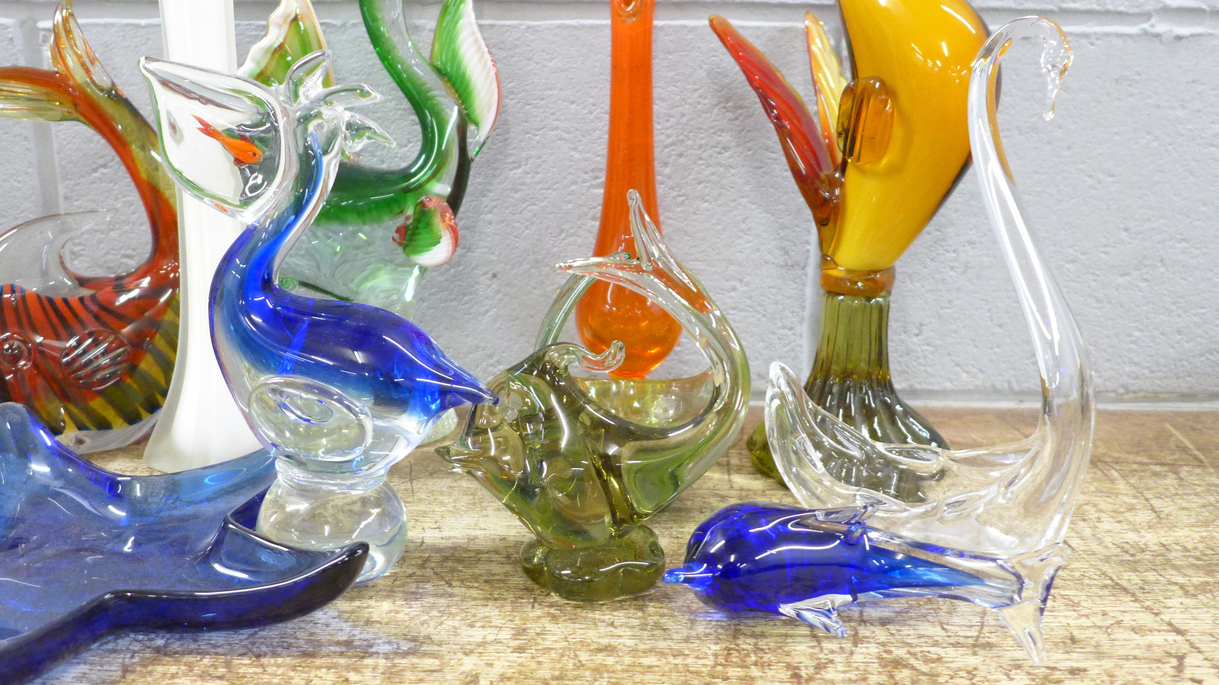 Coloured glass including Murano bird and two large model fish **PLEASE NOTE THIS LOT IS NOT ELIGIBLE - Image 5 of 5
