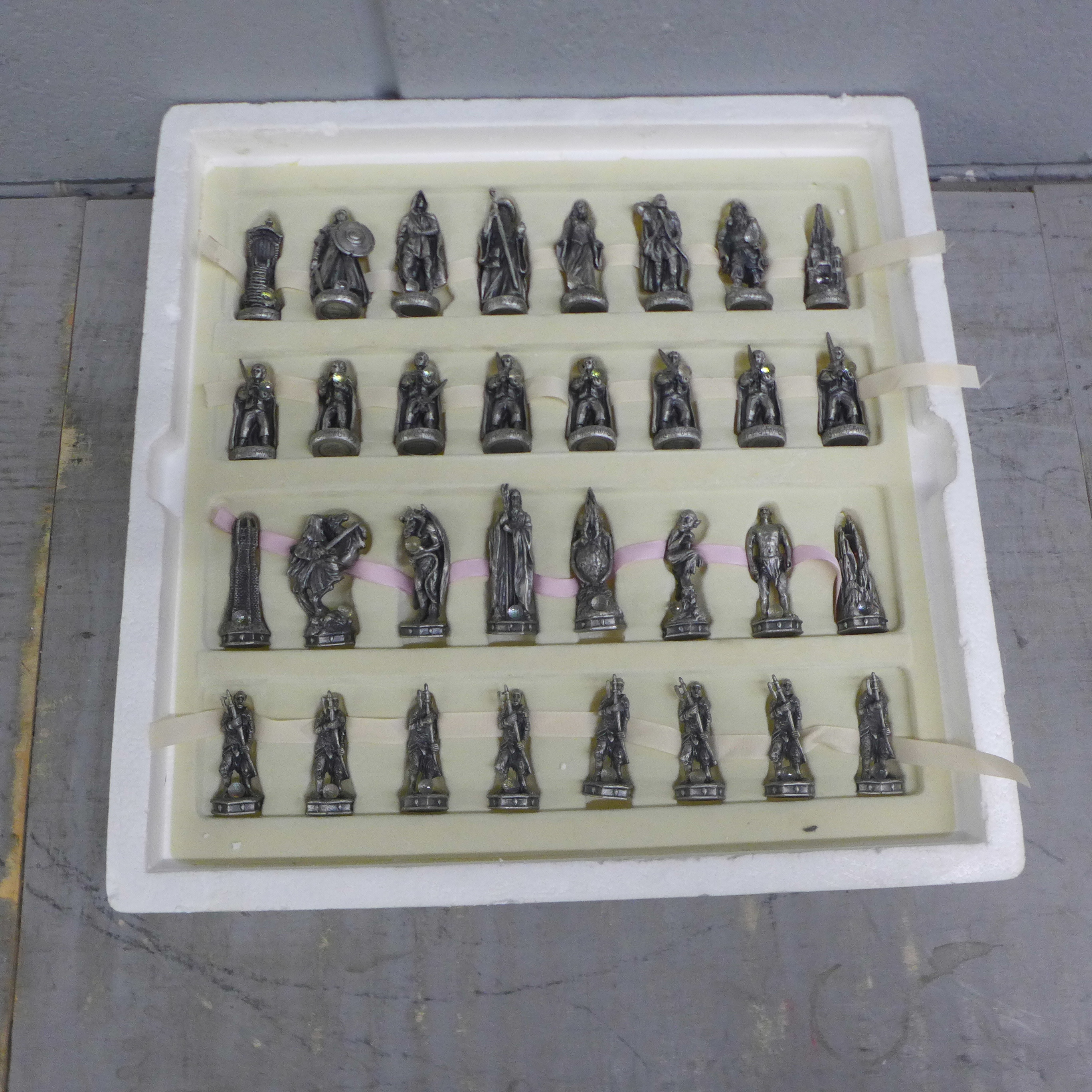 A Lord of The Rings pewter chess et by Tudor Mint, complete with glass board and pieces, in - Image 15 of 15