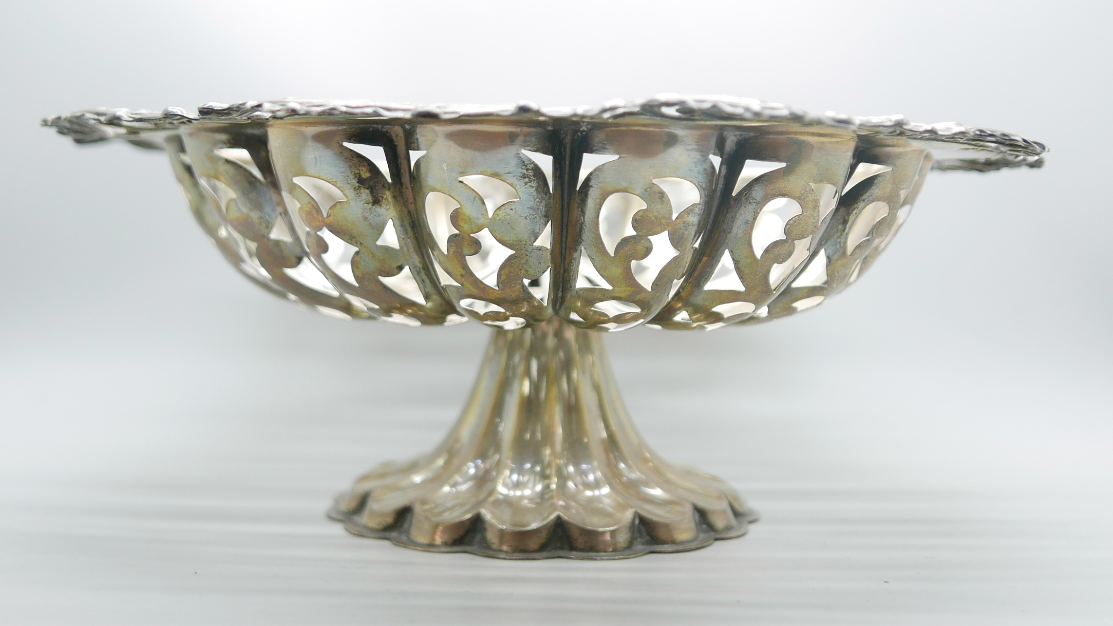 A pierced silver pedestal bowl, Chester 1903, 403g, diameter 25.5cm - Image 2 of 4
