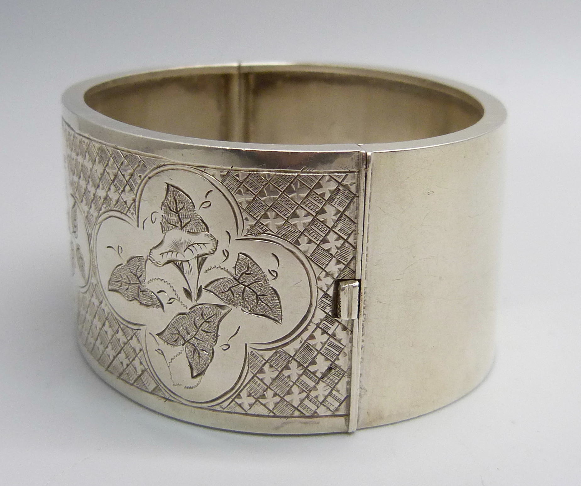 A Victorian white metal bangle, 37g, 3.1cm wide - Image 2 of 3