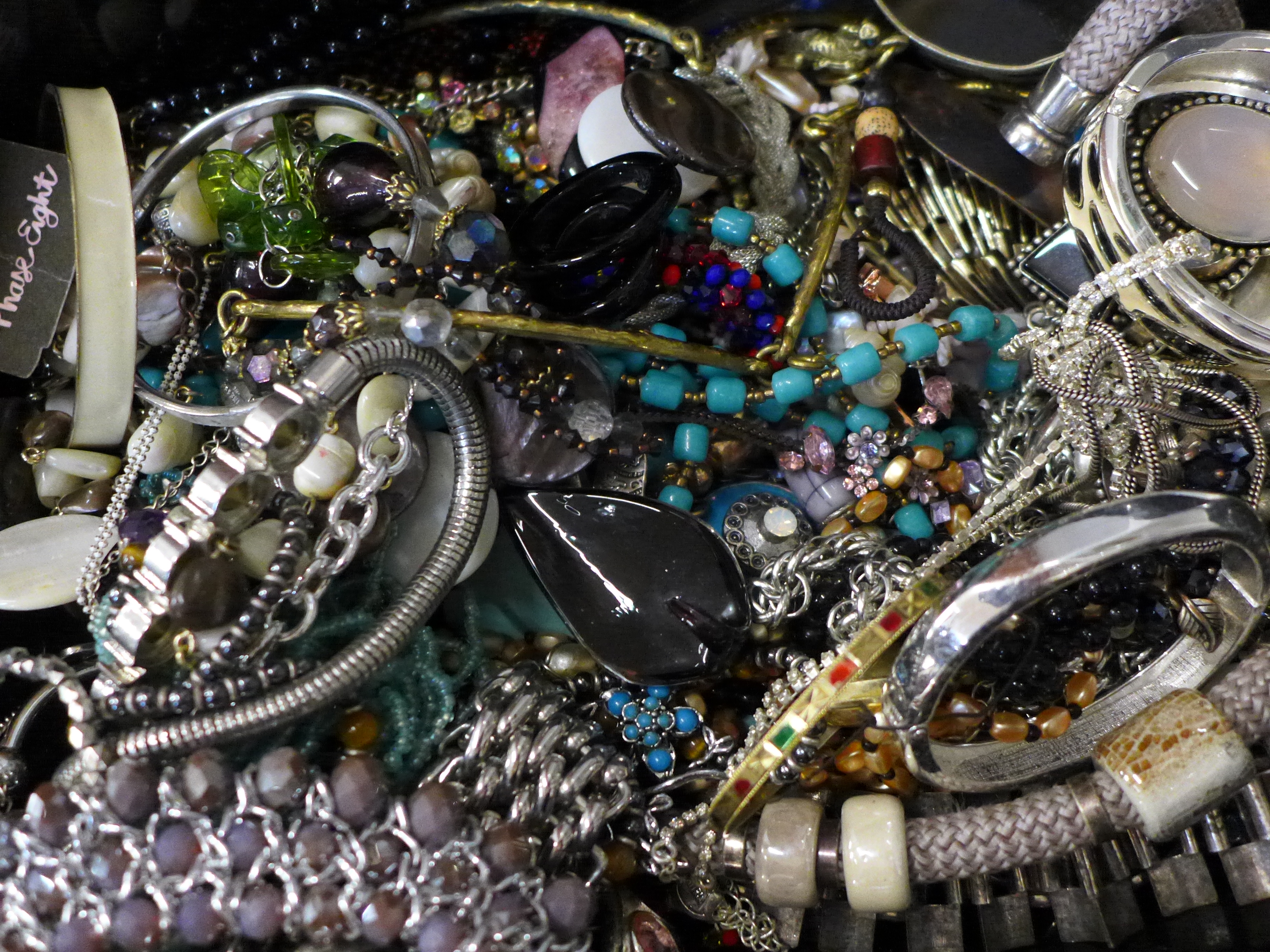 A tray of costume jewellery - Image 2 of 2