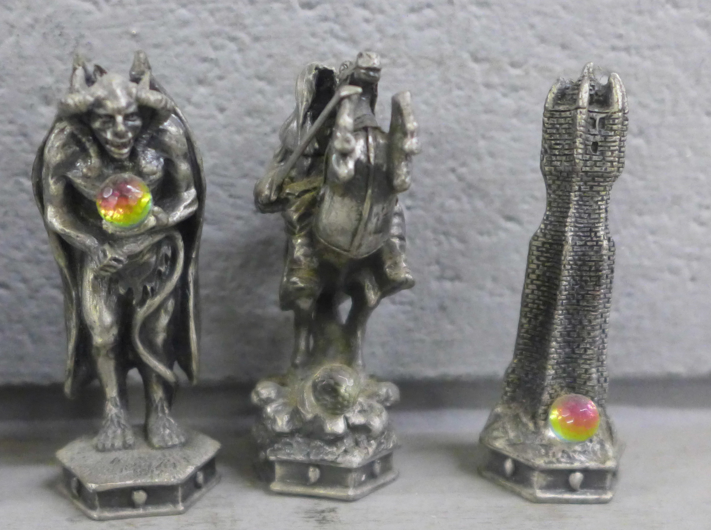 A Lord of The Rings pewter chess et by Tudor Mint, complete with glass board and pieces, in - Image 9 of 15