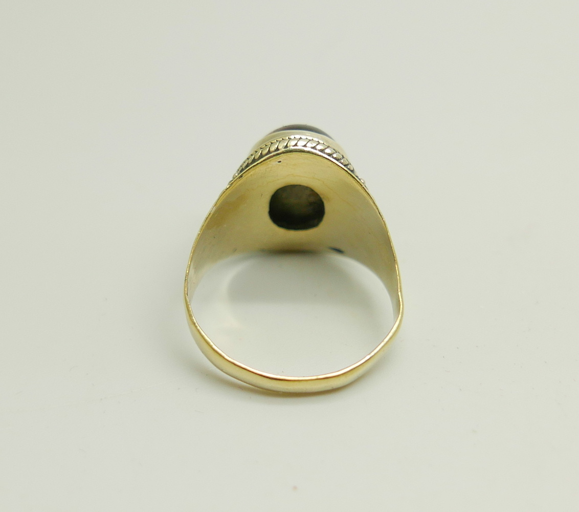 A silver gilt ring set with a cabochon tiger's eye stone, W - Image 3 of 3