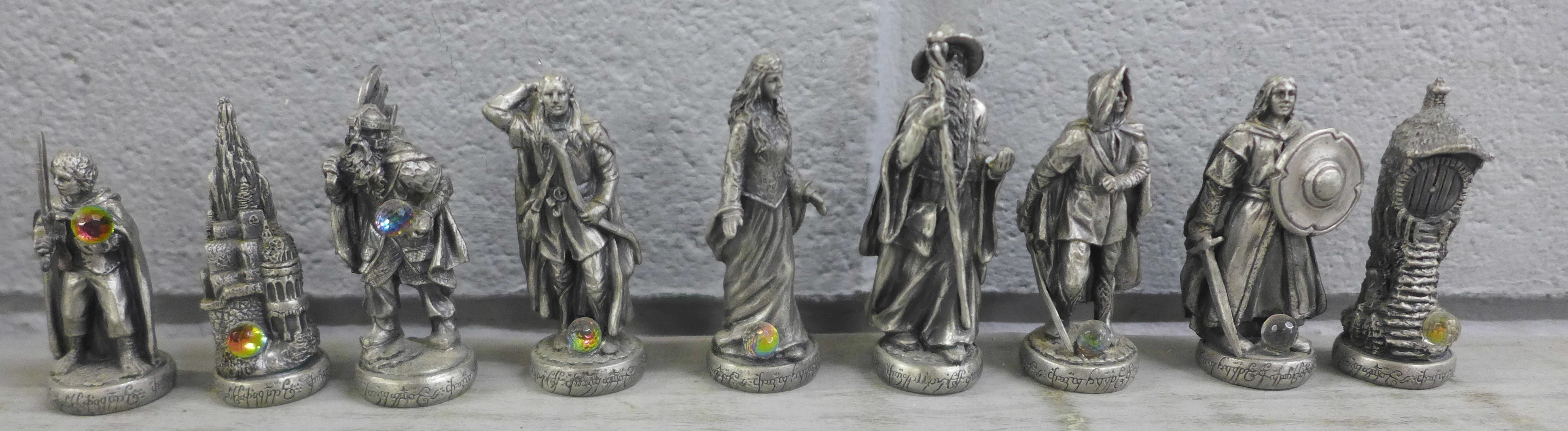 A Lord of The Rings pewter chess et by Tudor Mint, complete with glass board and pieces, in - Image 10 of 15