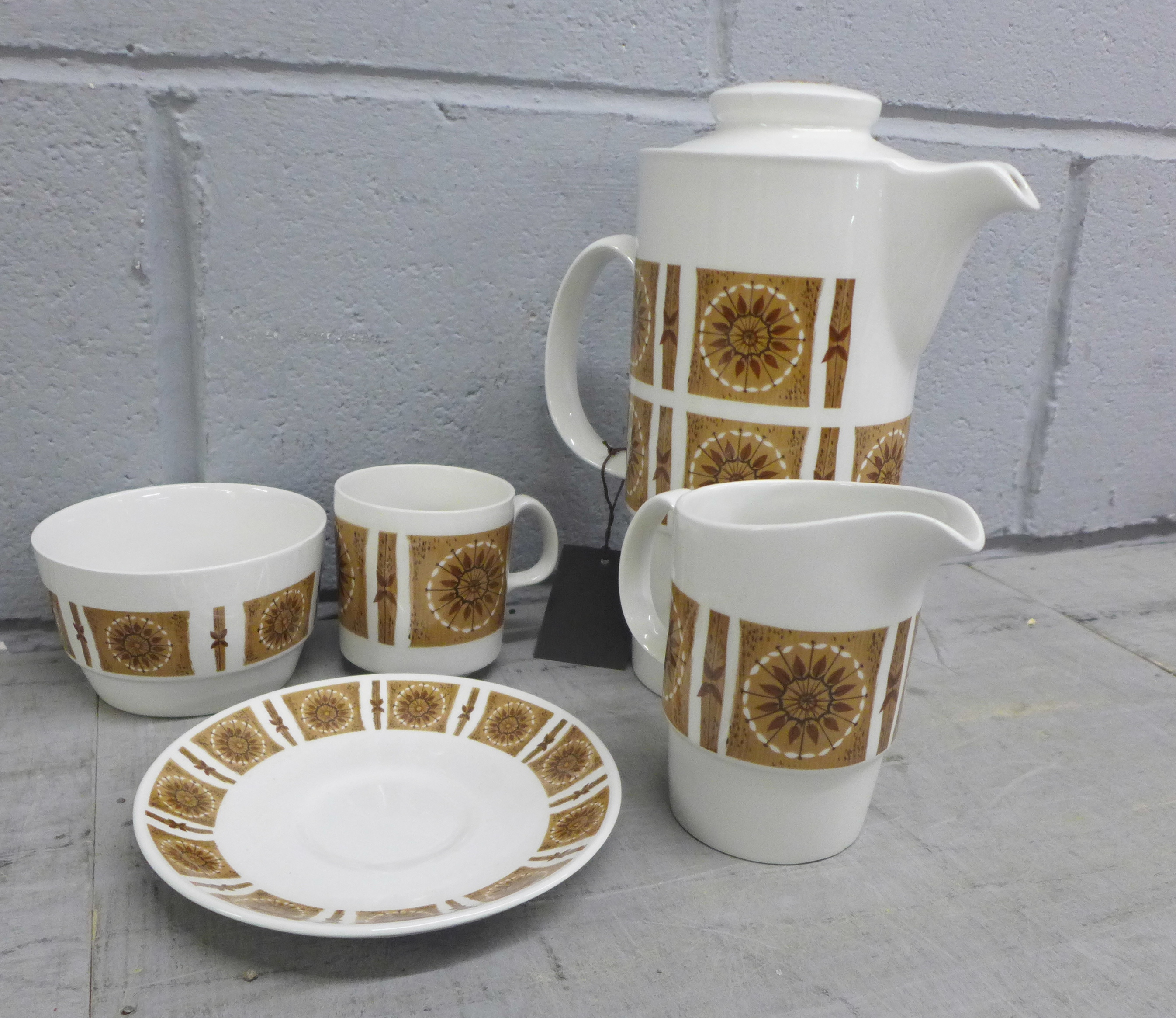 A box of retro tea and coffeewares **PLEASE NOTE THIS LOT IS NOT ELIGIBLE FOR IN-HOUSE POSTING AND - Image 2 of 3