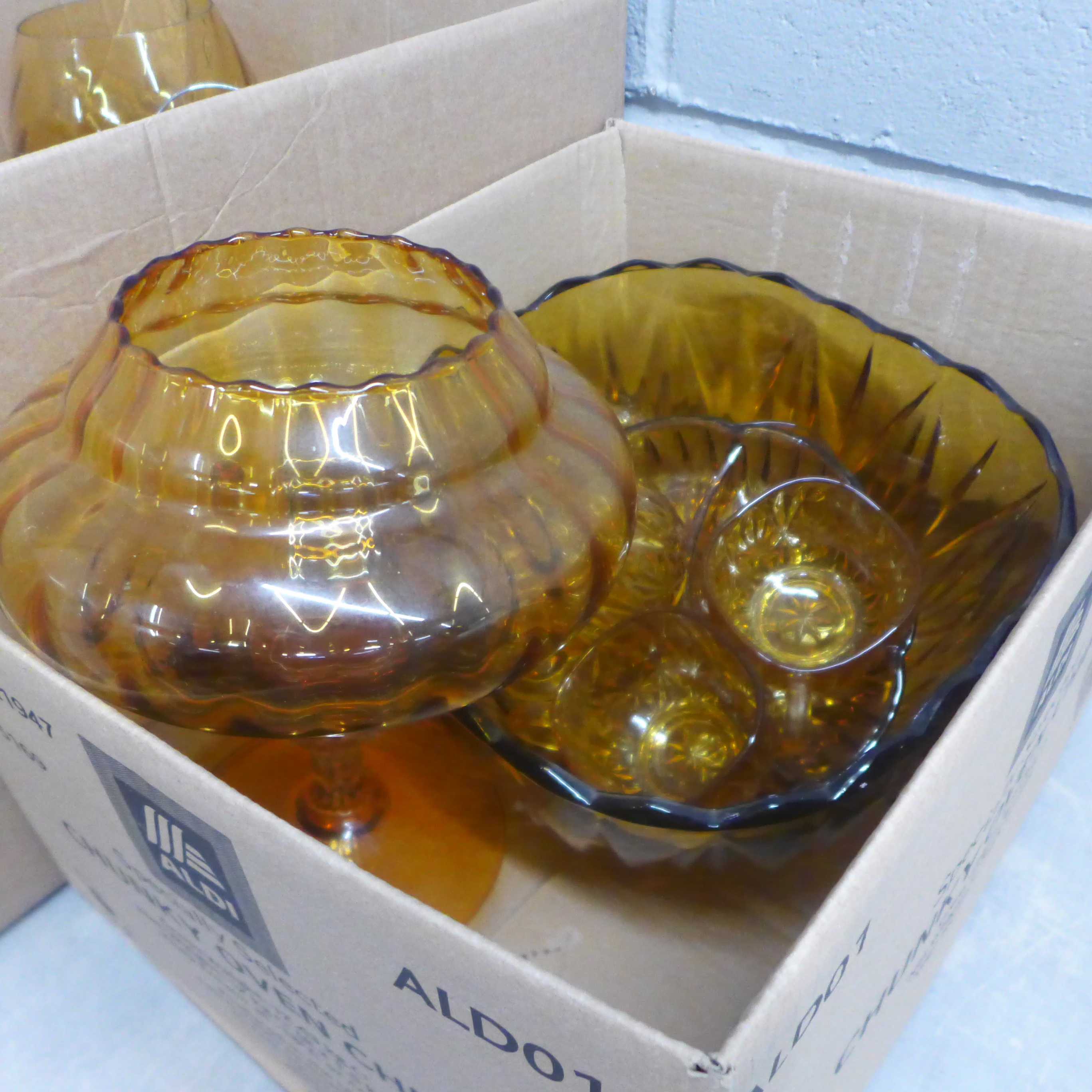 Two boxes of mainly amber glass **PLEASE NOTE THIS LOT IS NOT ELIGIBLE FOR IN-HOUSE POSTING AND - Image 3 of 3