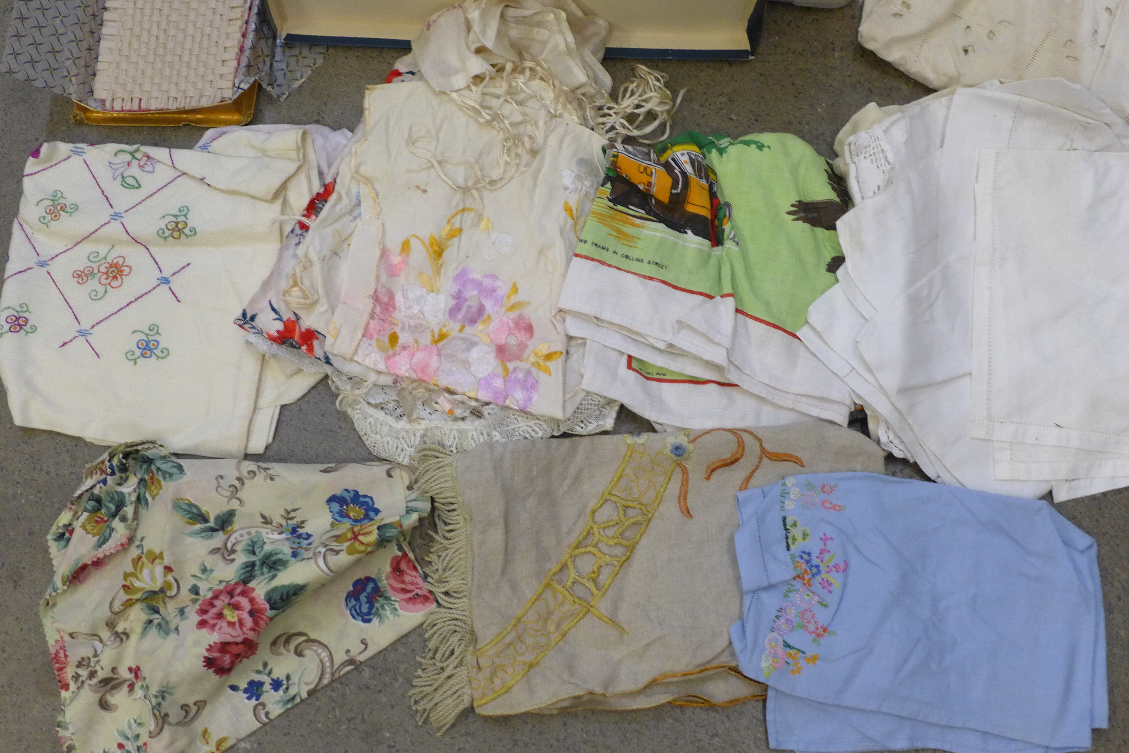A box of vintage embroidered linen, table cloths, etc., lace edged and crochet work - Image 4 of 5