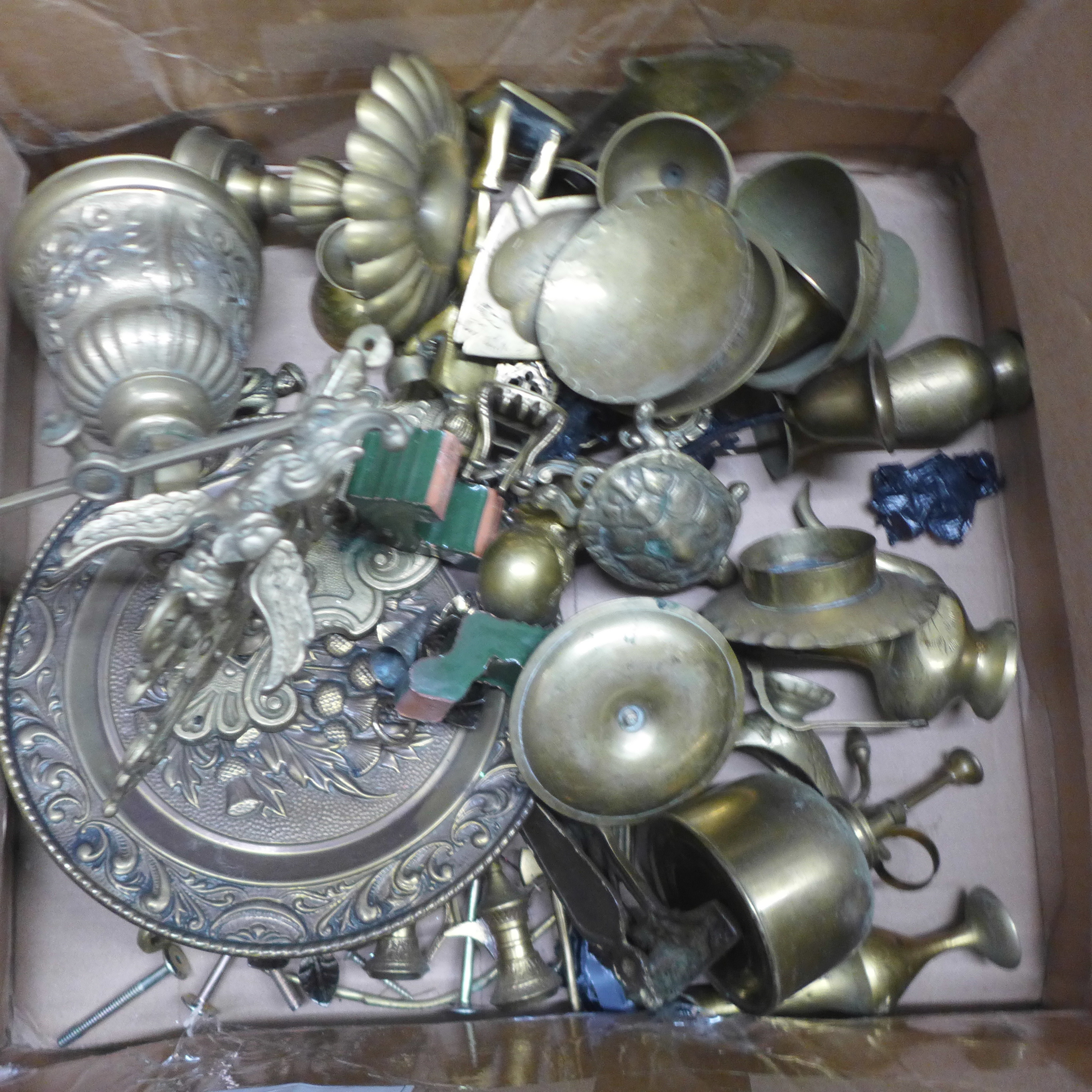 A box of mixed brass ornaments and two pairs of bellows **PLEASE NOTE THIS LOT IS NOT ELIGIBLE FOR - Image 5 of 5