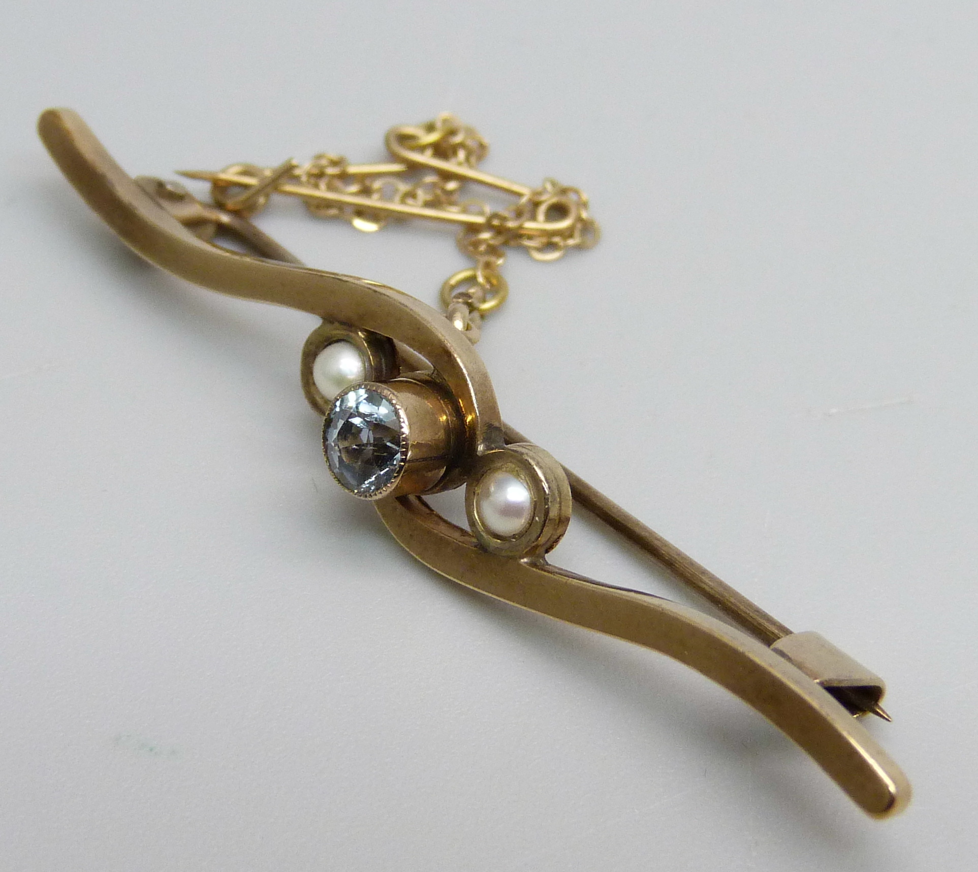 A 9ct gold, aquamarine and pearl brooch, 3.7g - Image 2 of 3