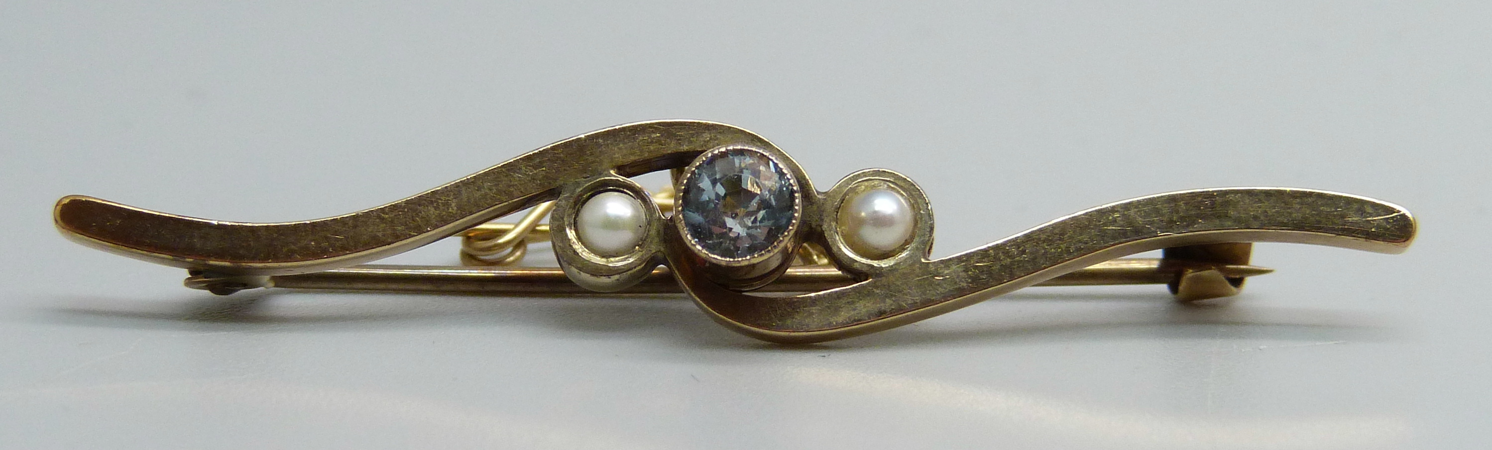 A 9ct gold, aquamarine and pearl brooch, 3.7g