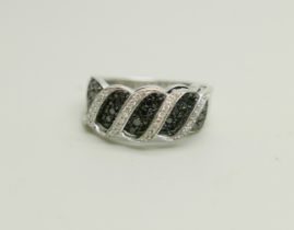 A 14ct white gold ring set with black and white diamonds, 7.4g, N