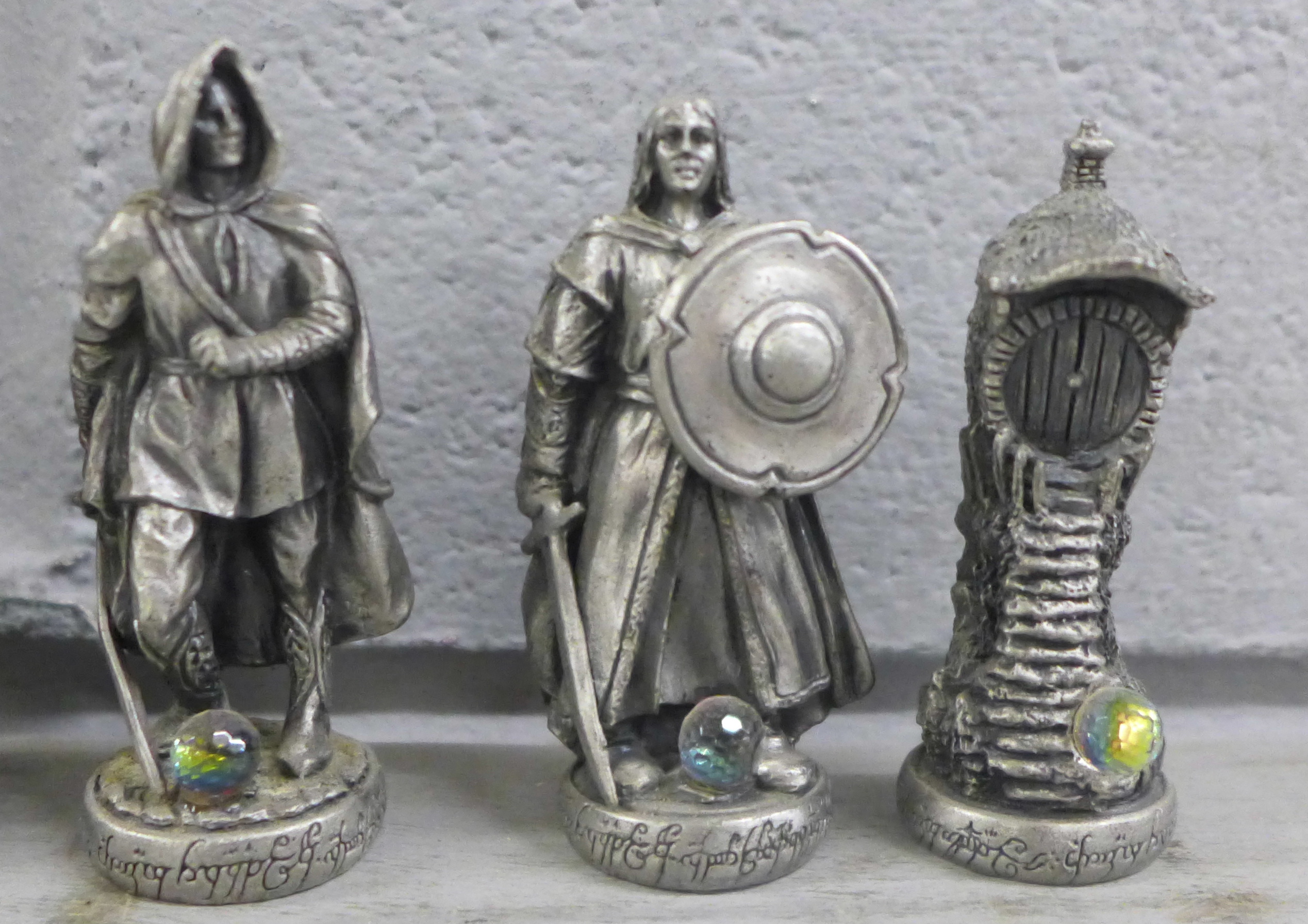 A Lord of The Rings pewter chess et by Tudor Mint, complete with glass board and pieces, in - Image 13 of 15