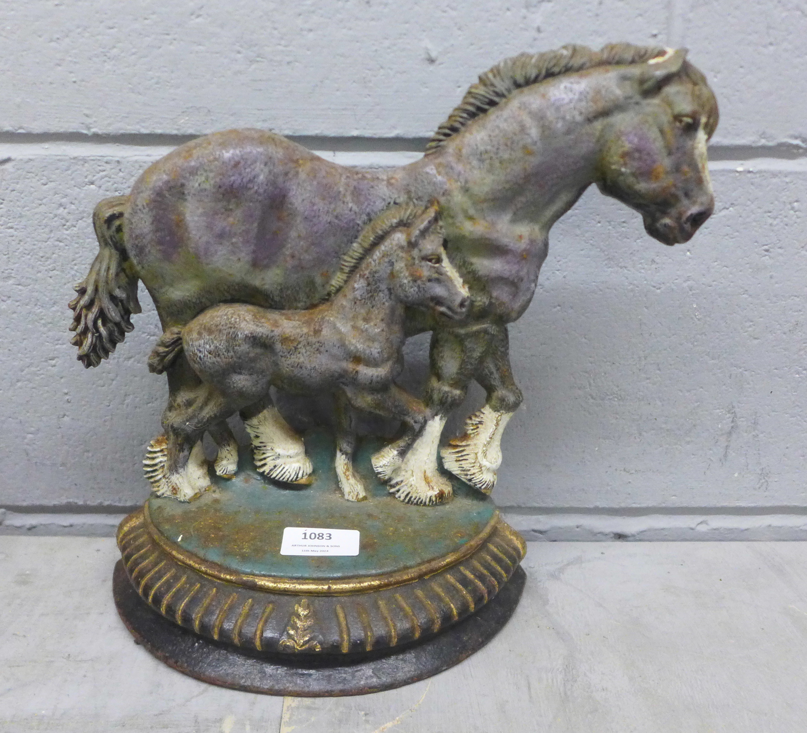 A horse door stop, two resin horse heads, a resin horse head on marble base and a set of - Image 3 of 5