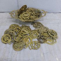 An ornate brass bowl and a collection of horse brasses **PLEASE NOTE THIS LOT IS NOT ELIGIBLE FOR