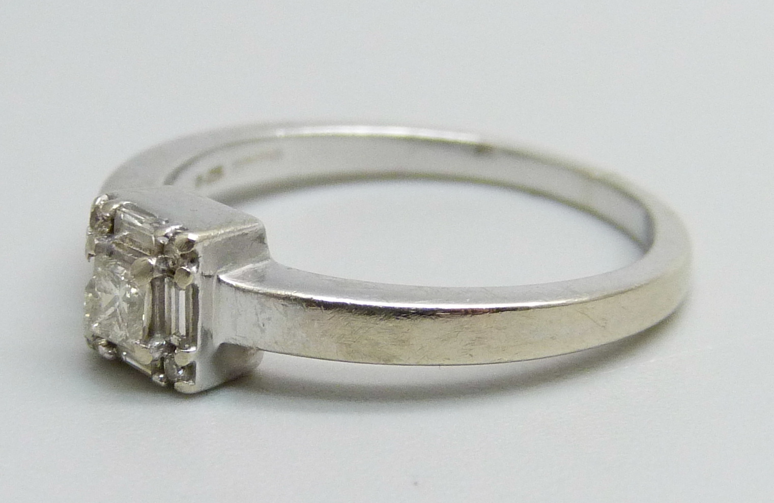 A 9ct white gold and diamond ring, 2.7g, P - Image 2 of 3