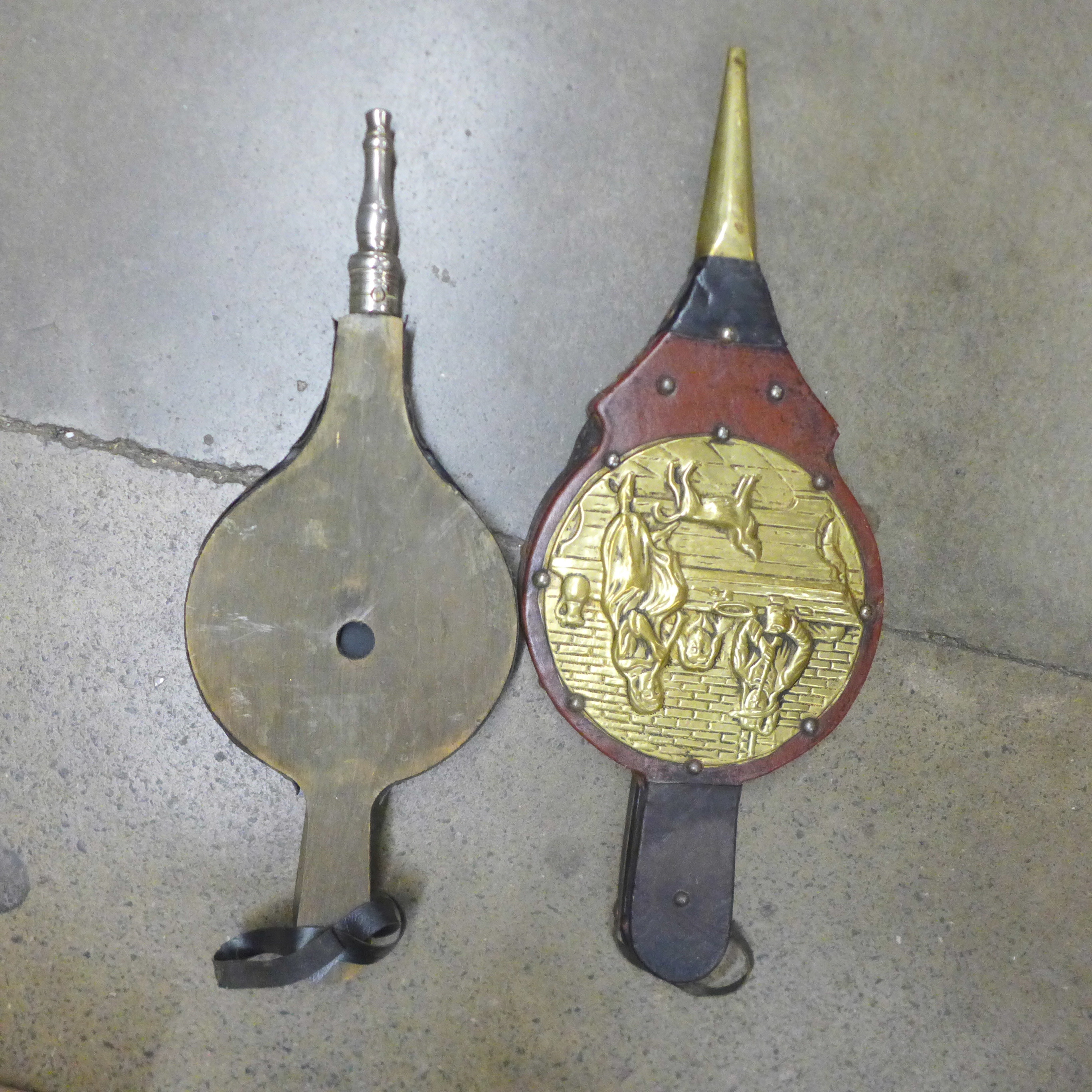 A box of mixed brass ornaments and two pairs of bellows **PLEASE NOTE THIS LOT IS NOT ELIGIBLE FOR - Image 3 of 5