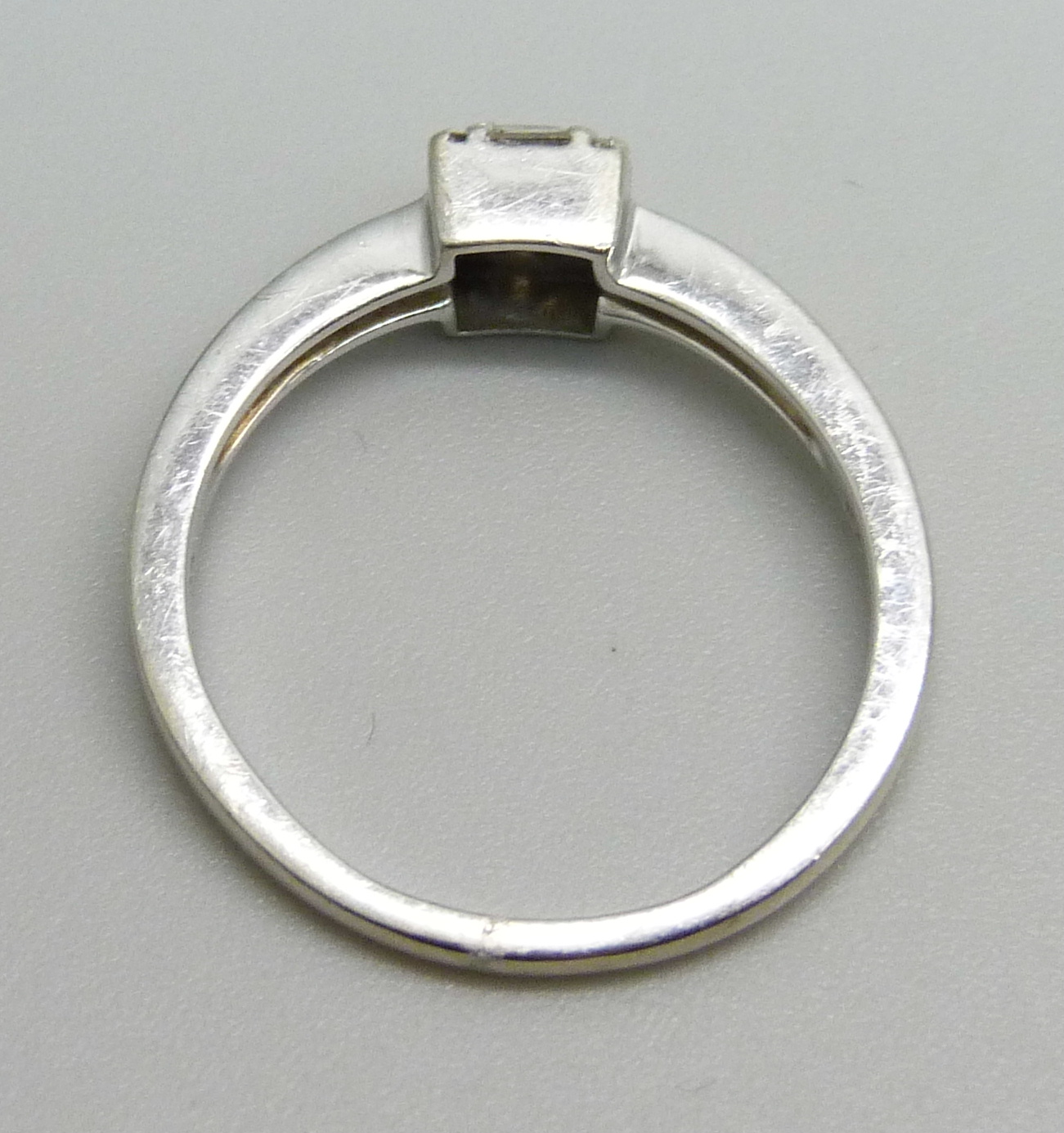 A 9ct white gold and diamond ring, 2.7g, P - Image 3 of 3