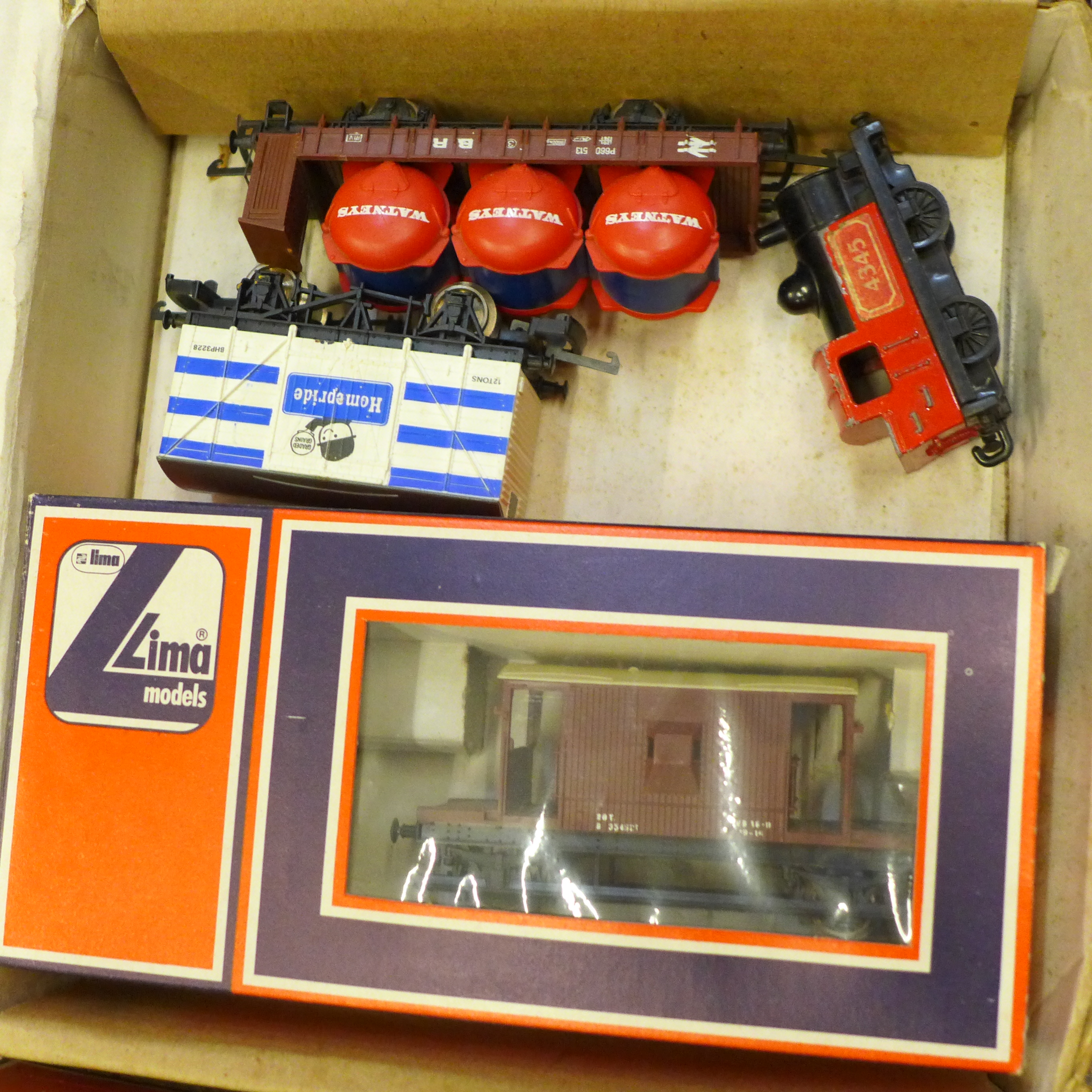 A collection of model rail accessories; transformer, platform, station, train tracks, Lima Amoco - Image 4 of 5